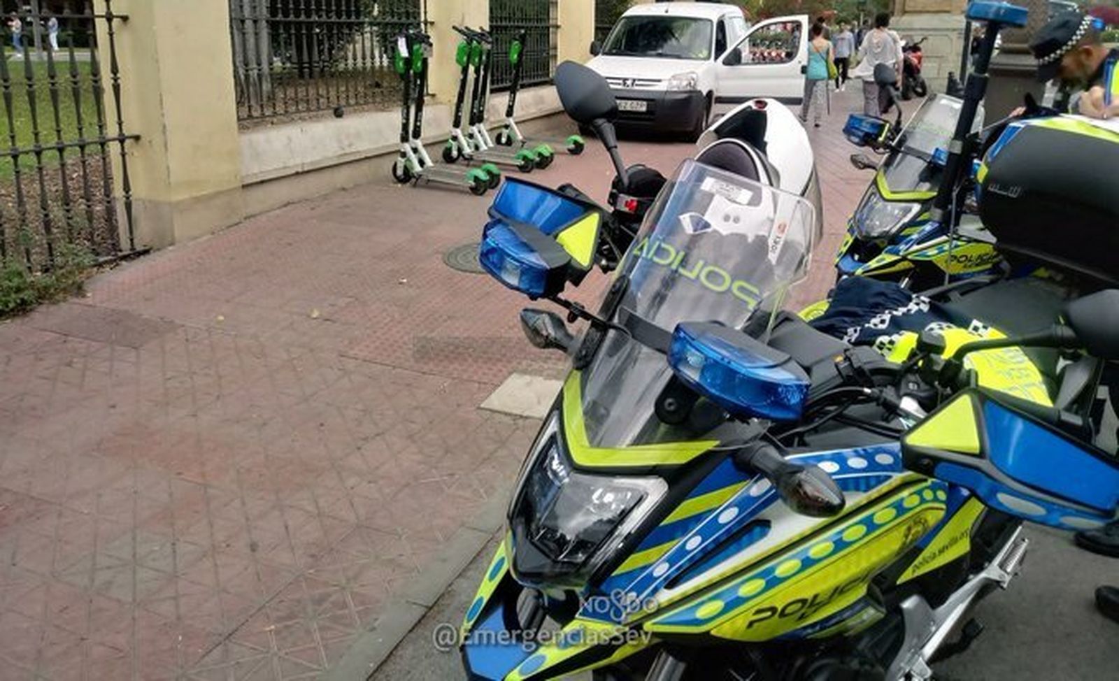 Agentes de la Policía Local durante la retirada de patinetes eléctricos estacionados en las aceras.