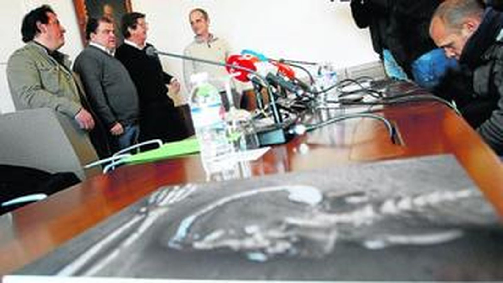 Juan Miguel Pajuelo, Antonio Castillo, Manuel Calero y José María Gener, antes de presentar el estudio de ADN de los cadáveres hallados en el solar del Cómico.