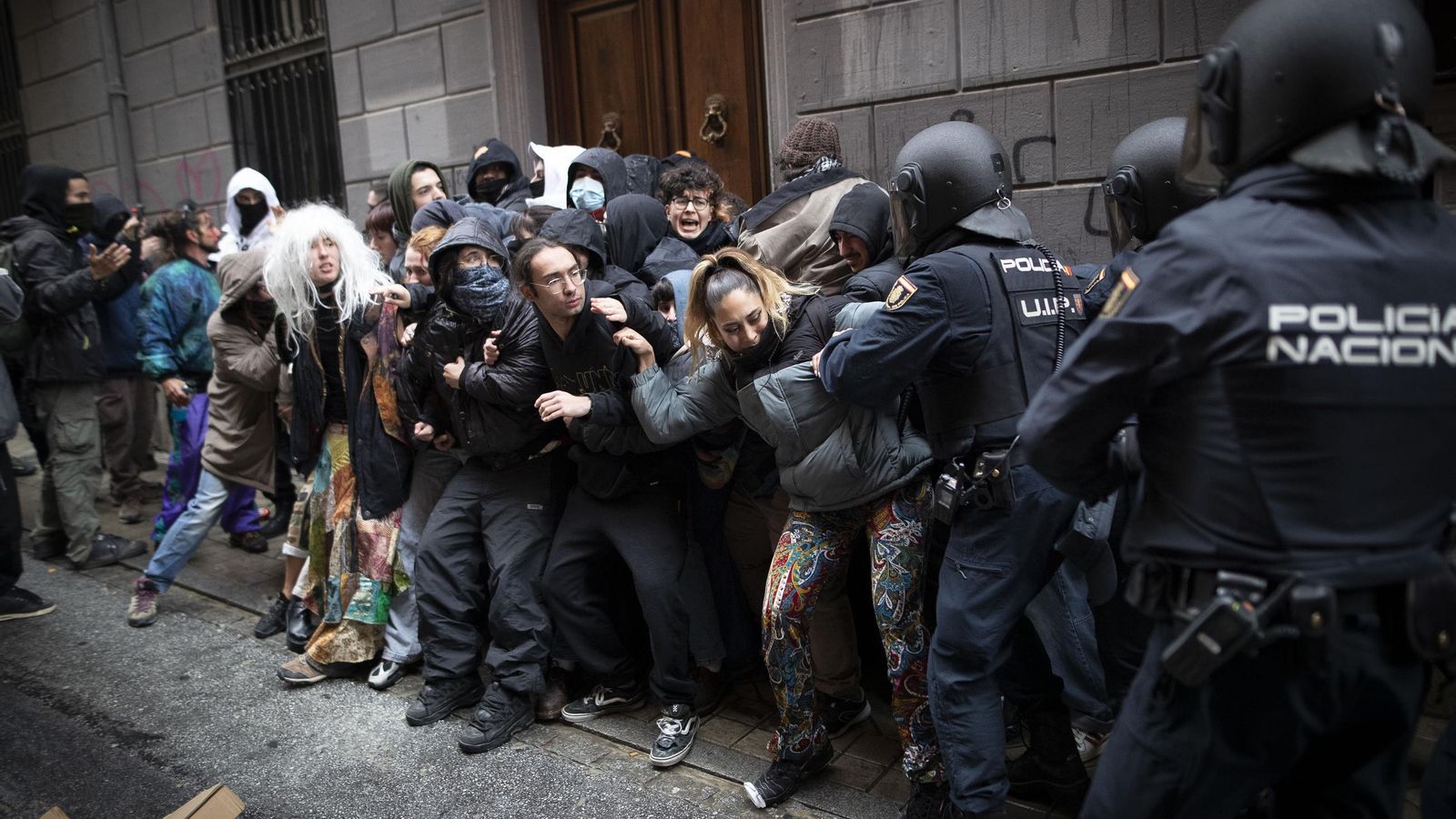 Imagen de una carga policial a las afueras del edificio okupado de la calle Azacayas