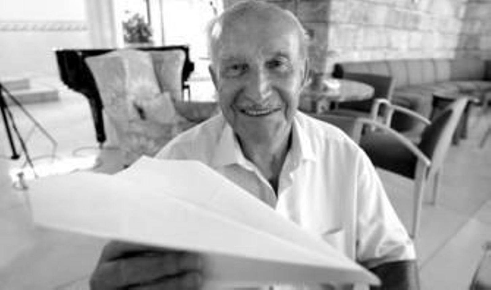 Barsen García-López sujeta un avión de papel durante su entrevista.