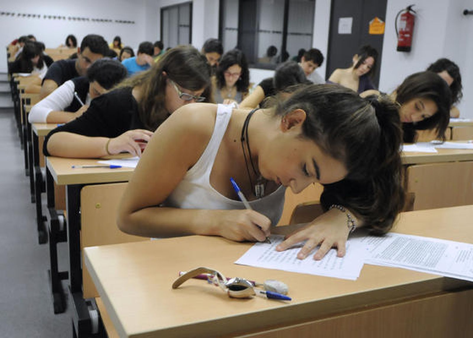 Los alumnos sevillanos comienzan los exámenes de la temida selectividad.   Foto: Juan Carlos Vázquez