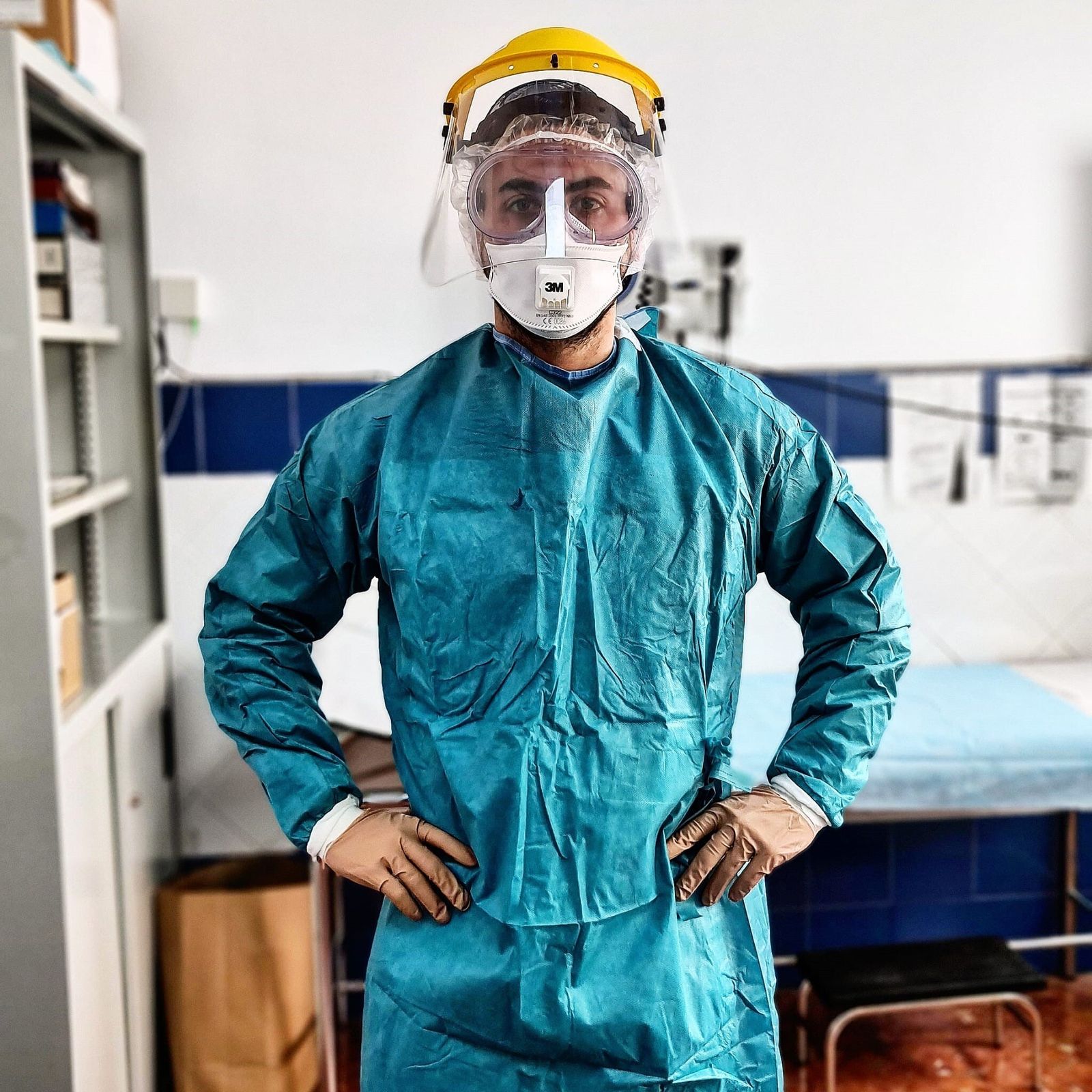El médico  con un equipo de protección durante la pandemia.