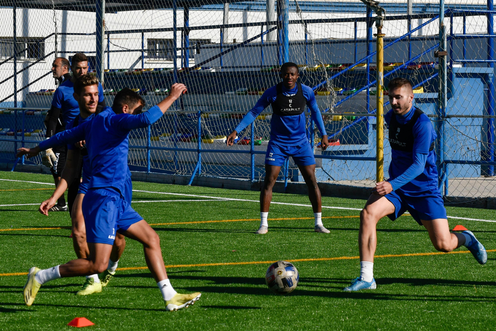 Fito Miranda (d) pugna con Loren en un entrenamiento