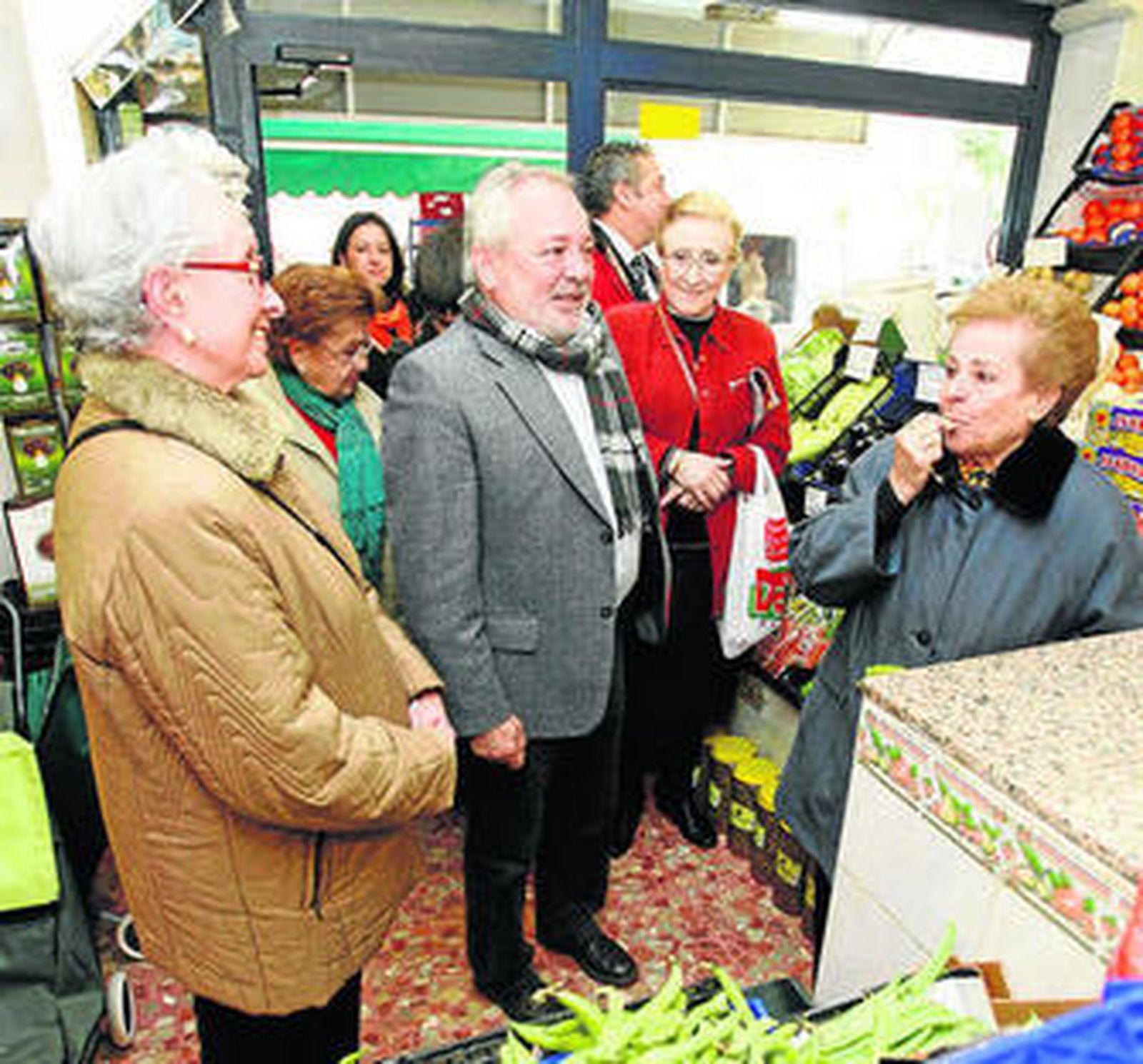 El primer edil visita una frutería de la calle Algeciras.