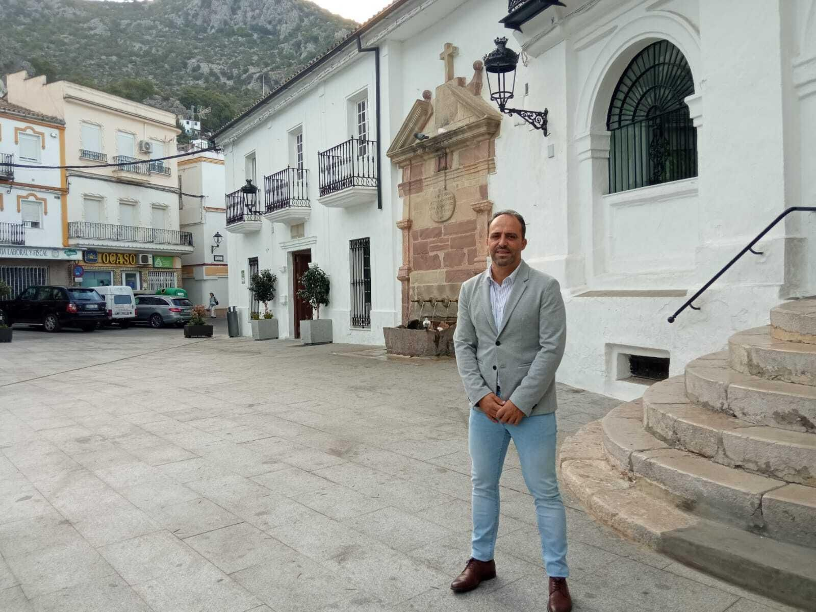 Mario Casillas (PP), el alcalde de Ubrique, a las puertas del Ayuntamiento.