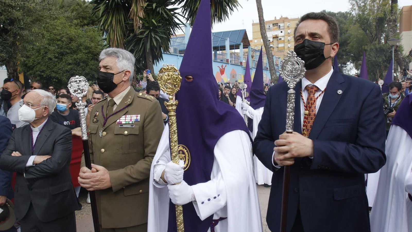 Nazarenos de la Hermandad de Pino Montano.