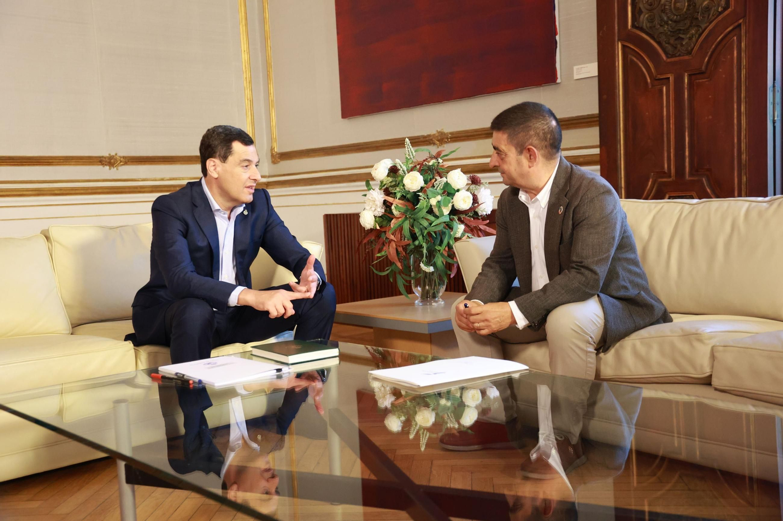 Juanma Moreno y Francisco Reyes, el pasado viernes.