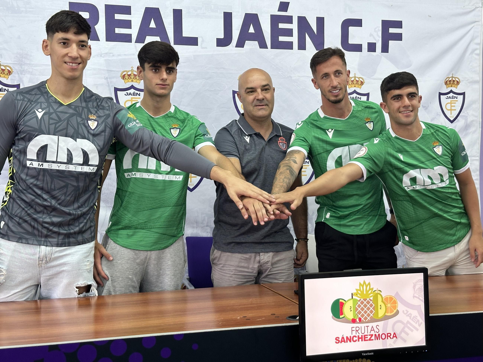 Los cuatro jugadores presentados posan junto a 'Puskas'.