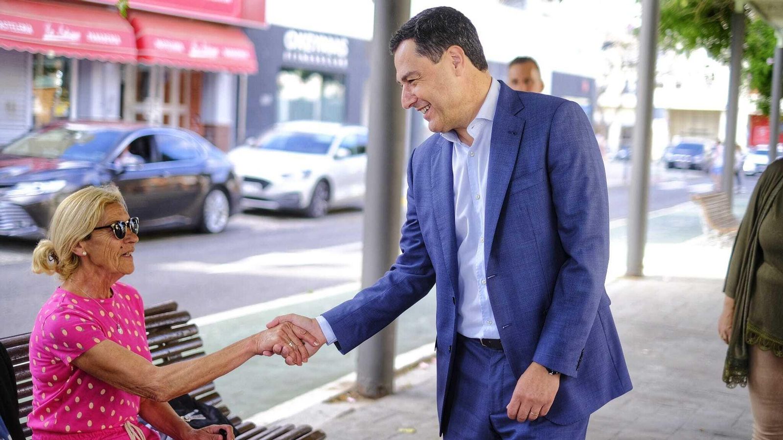 Juanma Moreno saluda a una vecina de La Isla durante su visita a la ciudad. Juanma Moreno saluda a una vecina de La Isla durante su visita a la ciudad.