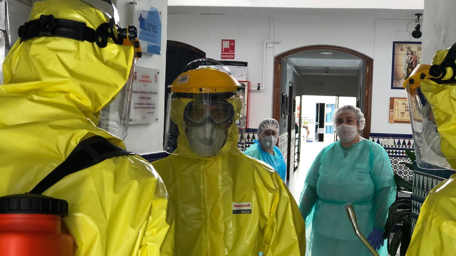 Bomberos en el interior de una residencia de mayores.