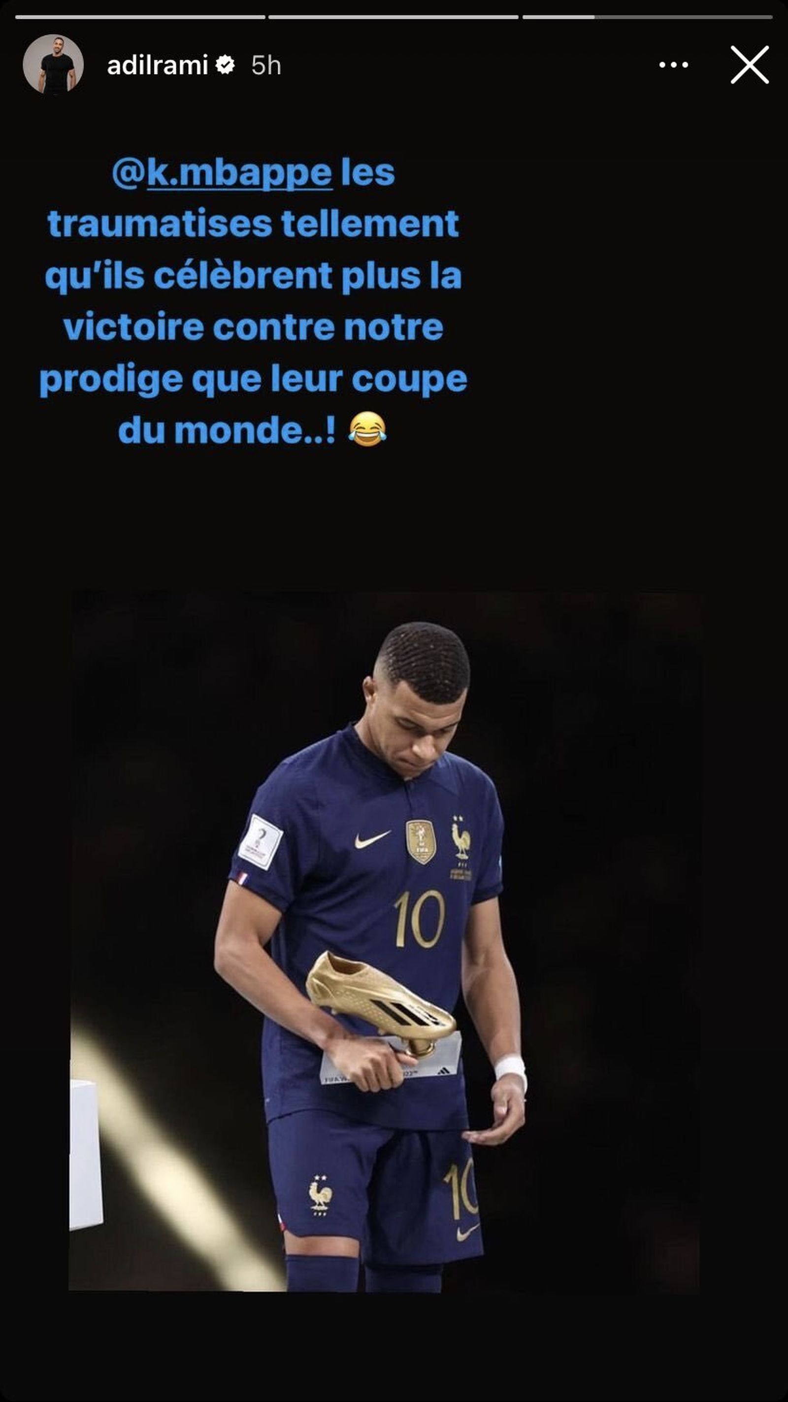 Rami carga contra el Dibu.