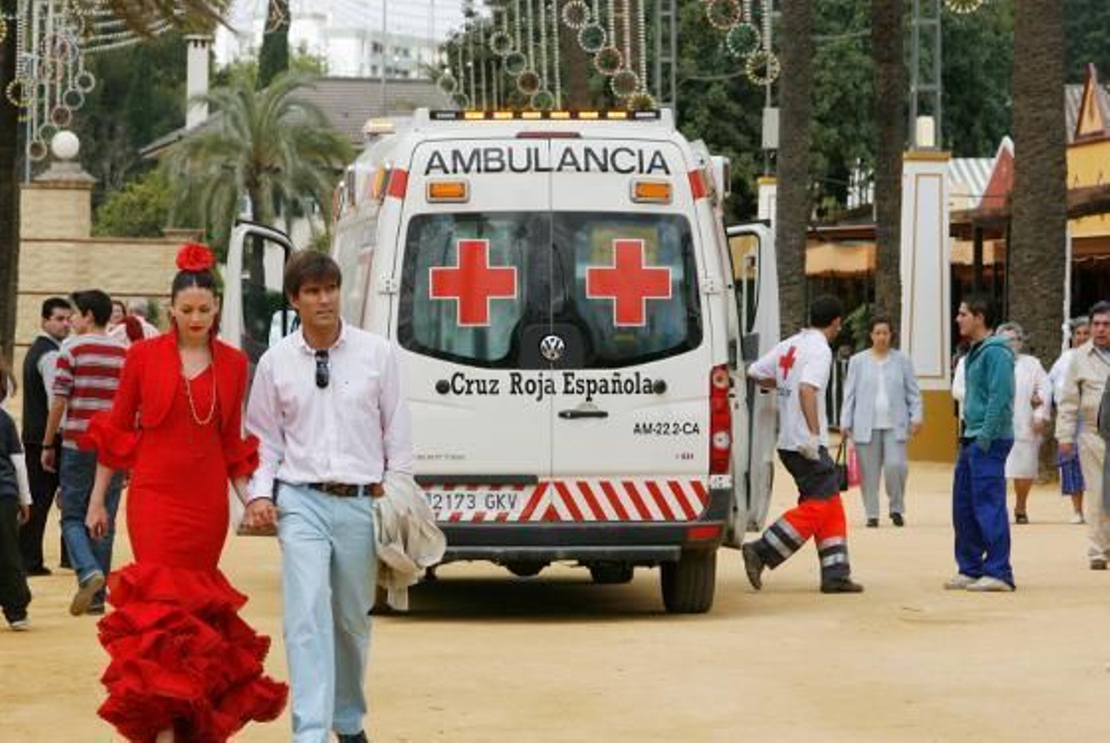 Efectivos de la Cruz Roja se disponen a realizar una intervención ayer.  Foto: Pascual