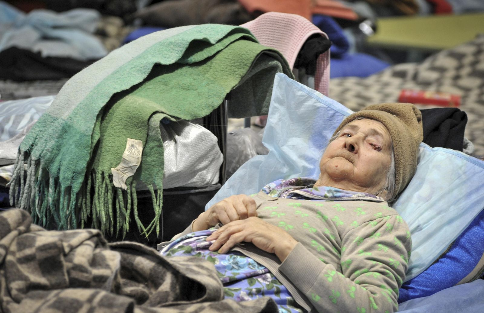 Una mujer en un centro temporal de acogida de refugiados en Mariúpol.