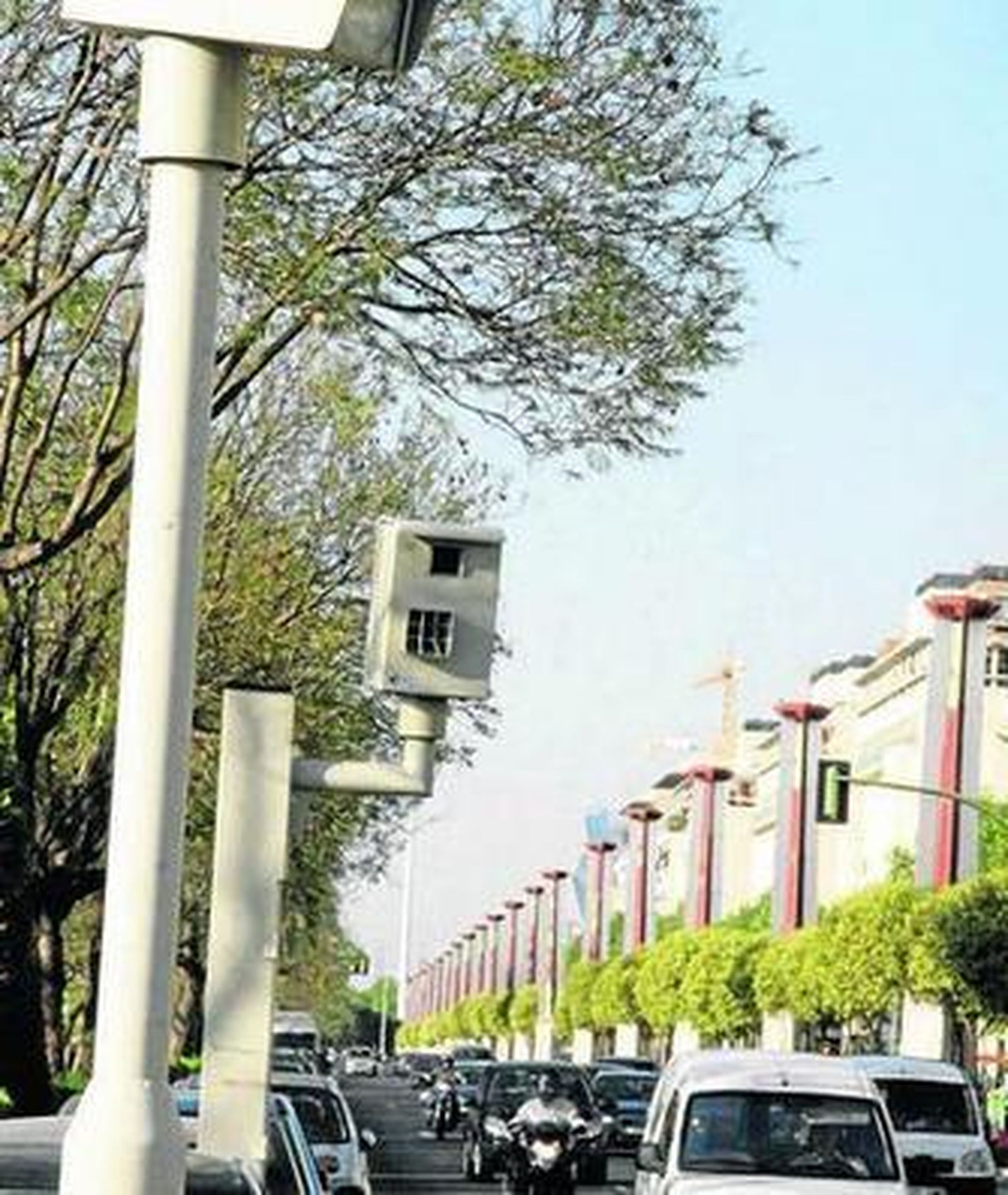 Uno de los radares ubicado en la calle Torneo de Sevilla.