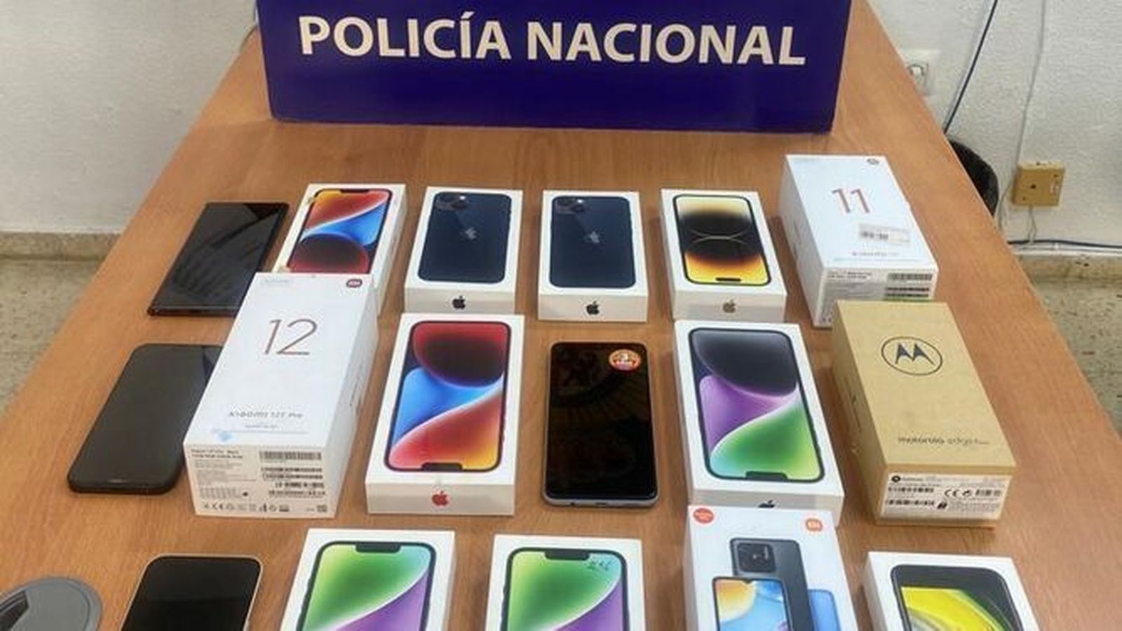 Algunos de los móviles recuperados.