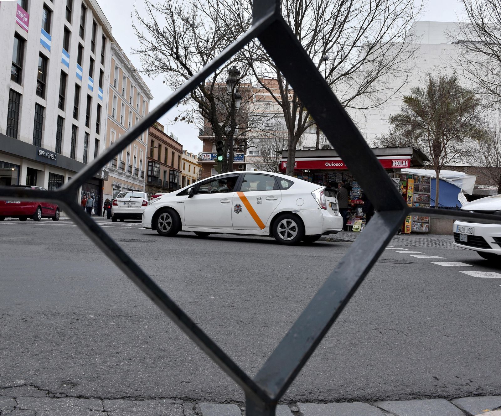 Un taxi gira en la Plaza del Duque.