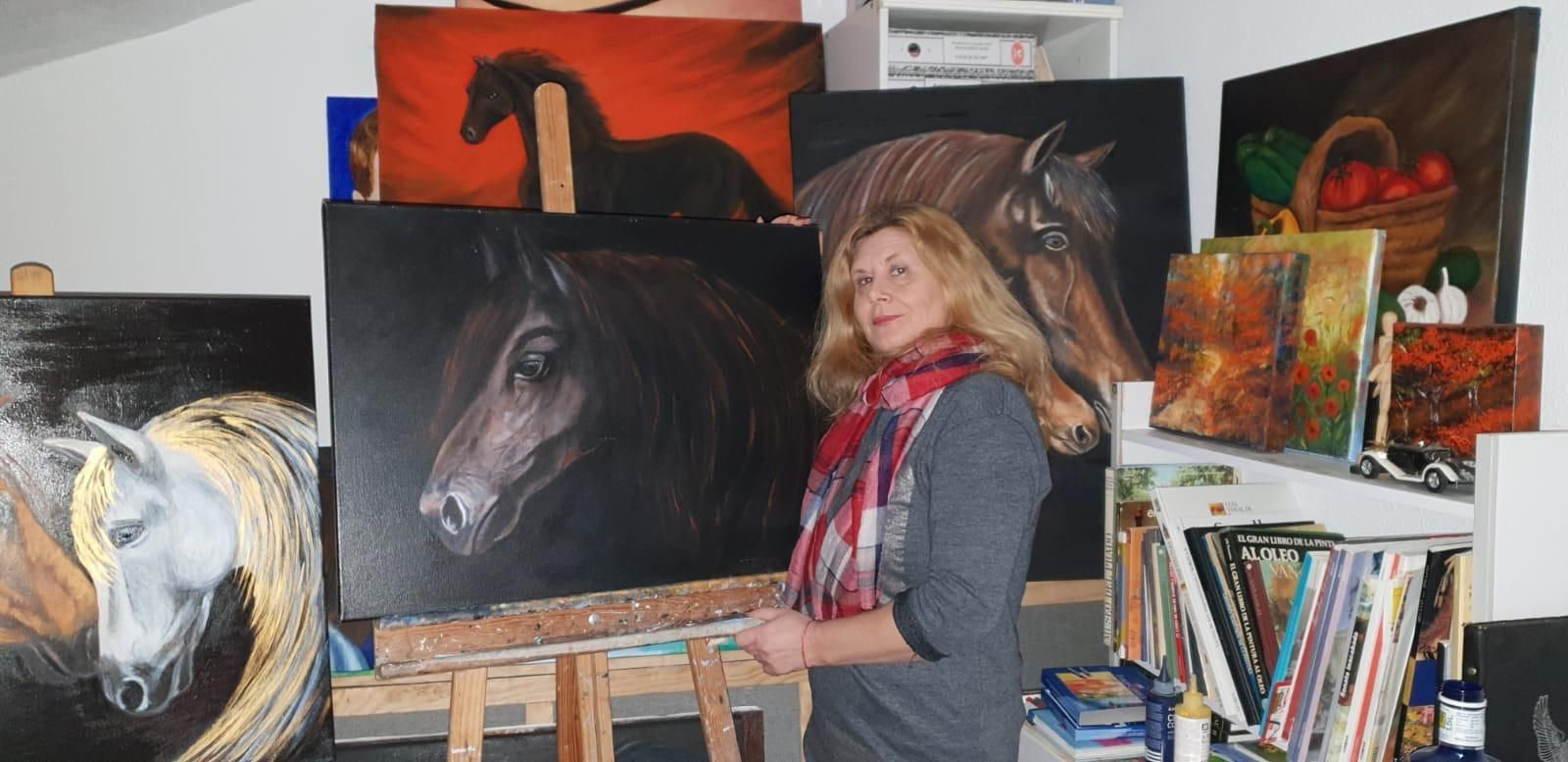 María José Galdeano en su estudio pintando caballos, una de sus temáticas preferidas