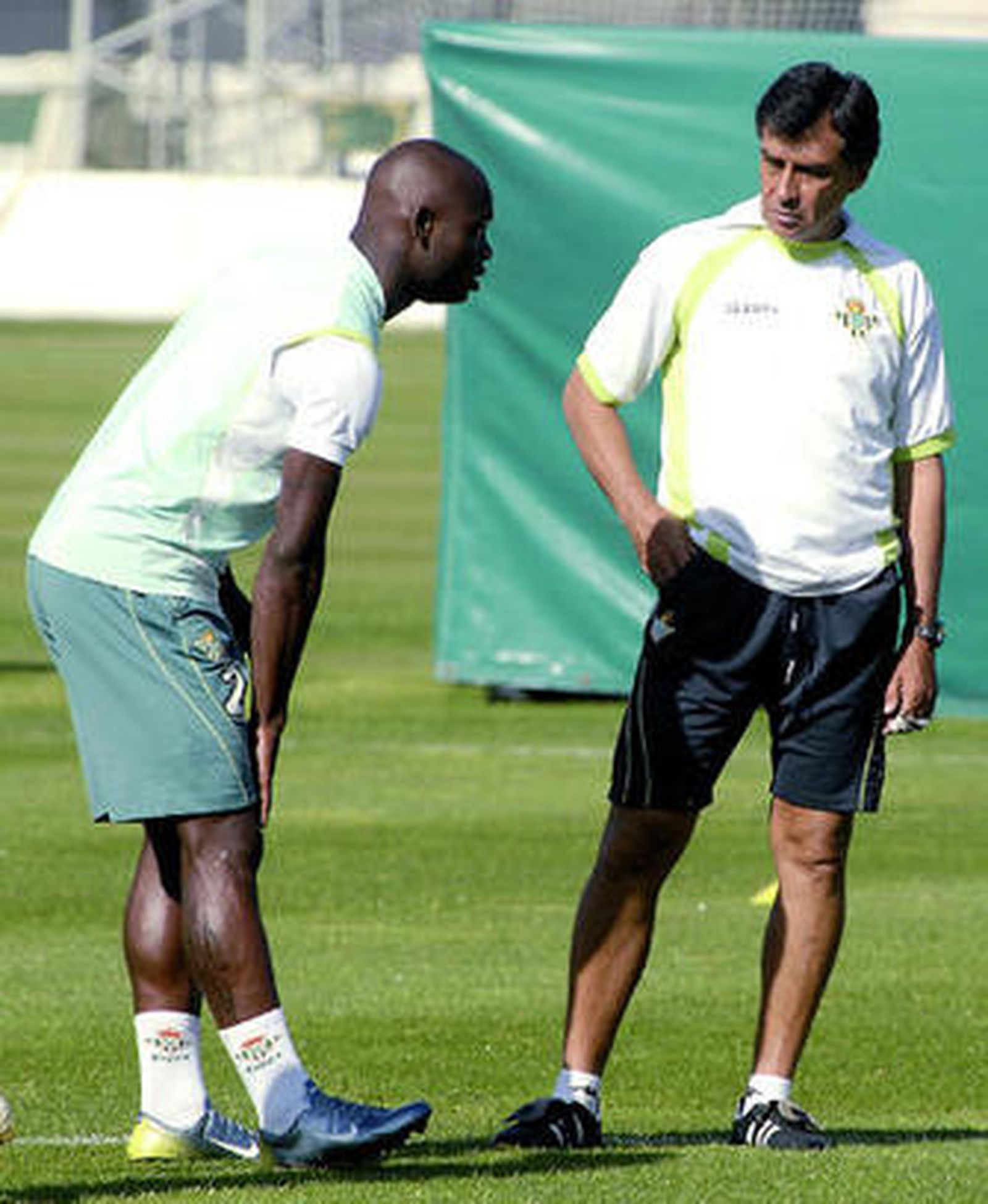 Nogués dialoga con Emana durante el entrenamiento.
