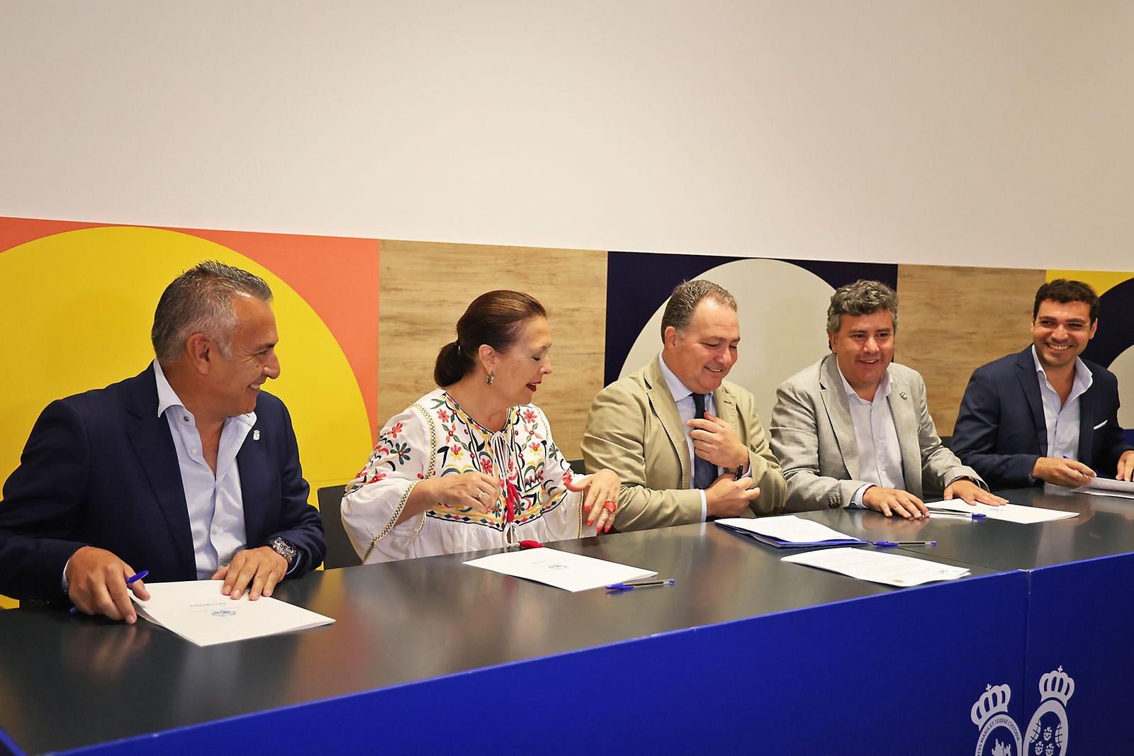 Imágenes de la firma con alcaldes de 34 municipios los convenios del programa 'Tu Diputación Invierte'