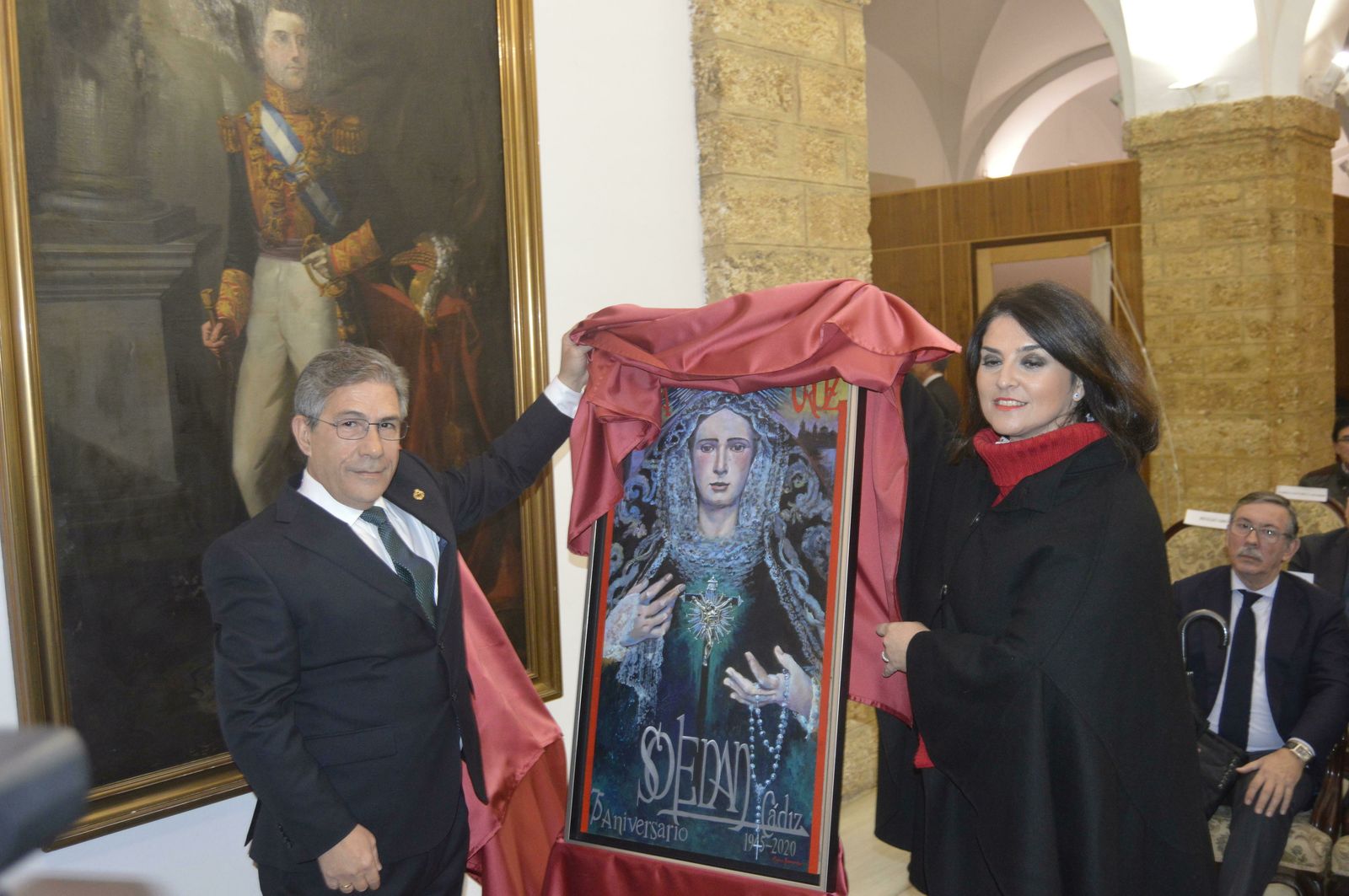 El hermano mayor de la Vera-Cruz, Emilio Bienvenido, con la pintora Nuria Barrera descubriendo el cartel.
