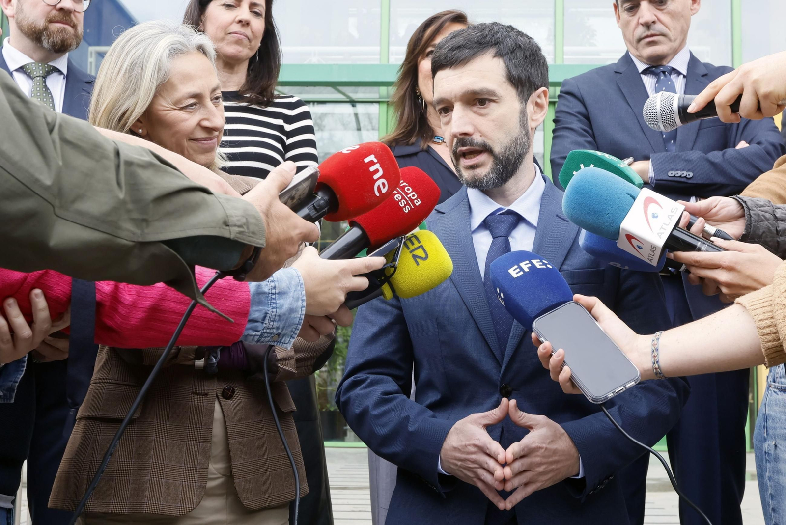 El ministro de Consumo, Pablo Bustinduy, con su homóloga de la Junta de Andalucía, Rocío Hernández.