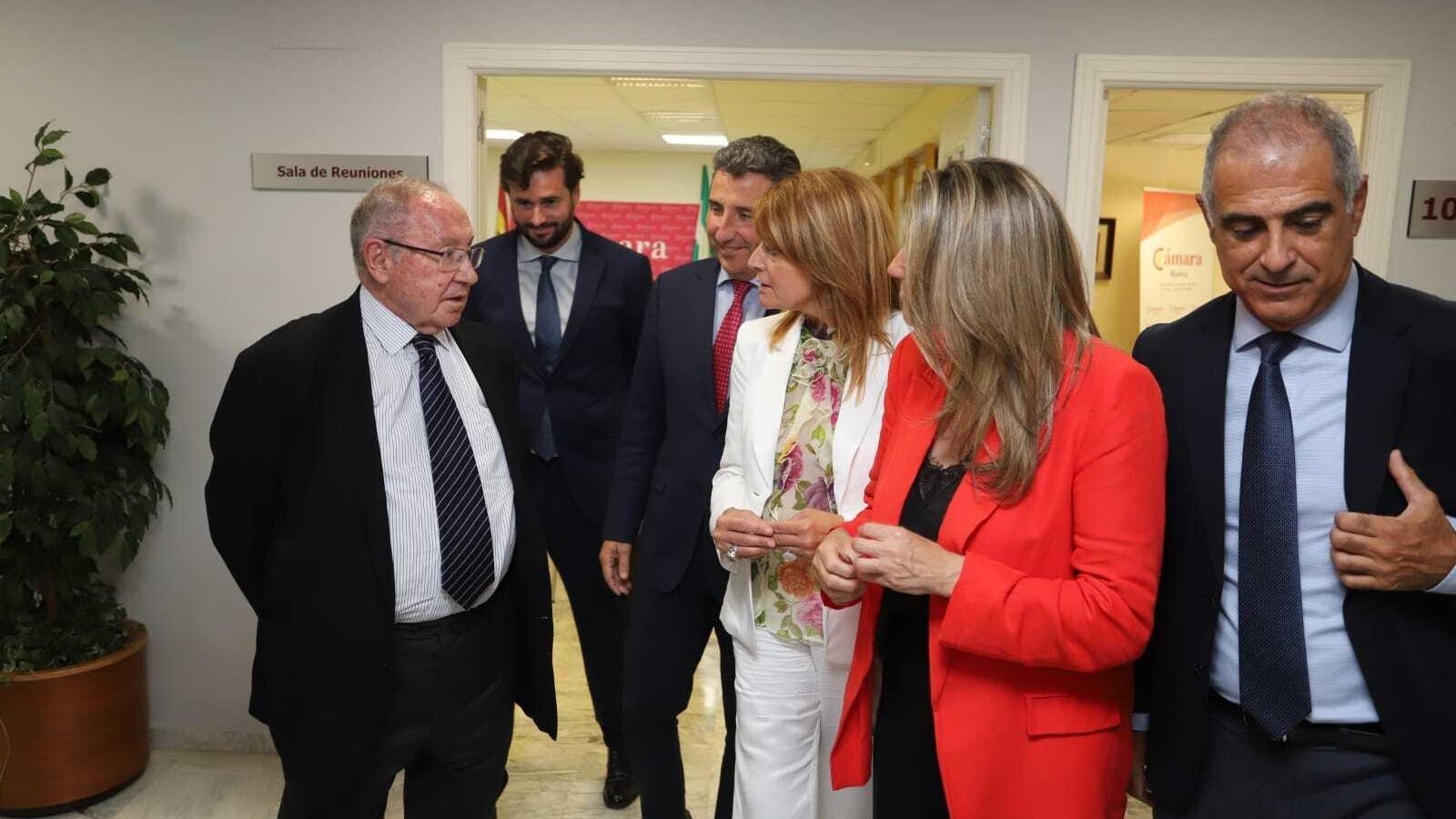 José Luis Bonet conversa con representantes institucionales de Huelva.