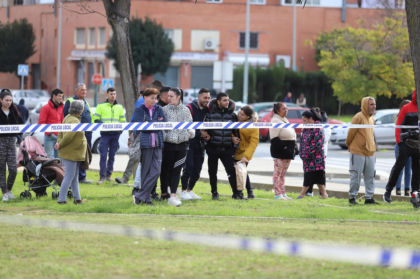 Imágenes del atrincherado que amenazaba con hacer estallar una bombona en el Torrejón, Huelva