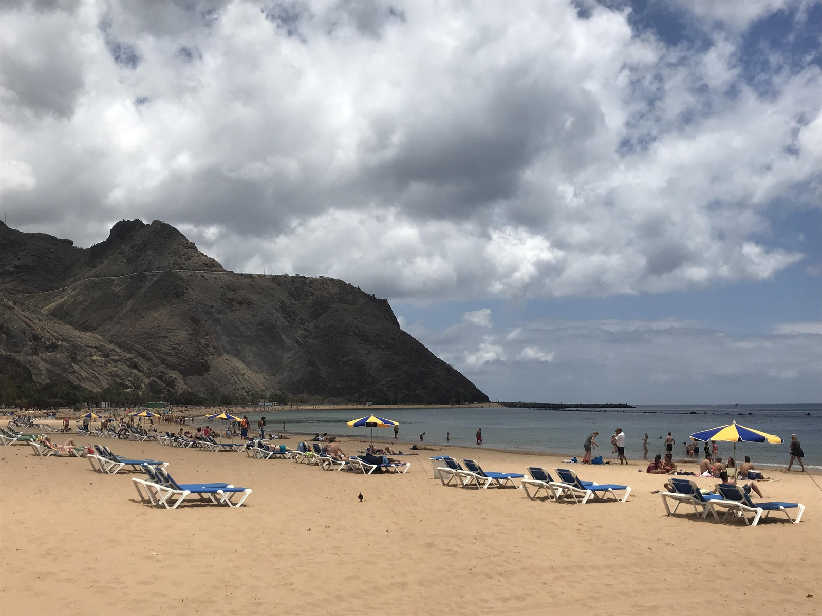 22. La playa de Las Teresitas presenta una arena dorada.