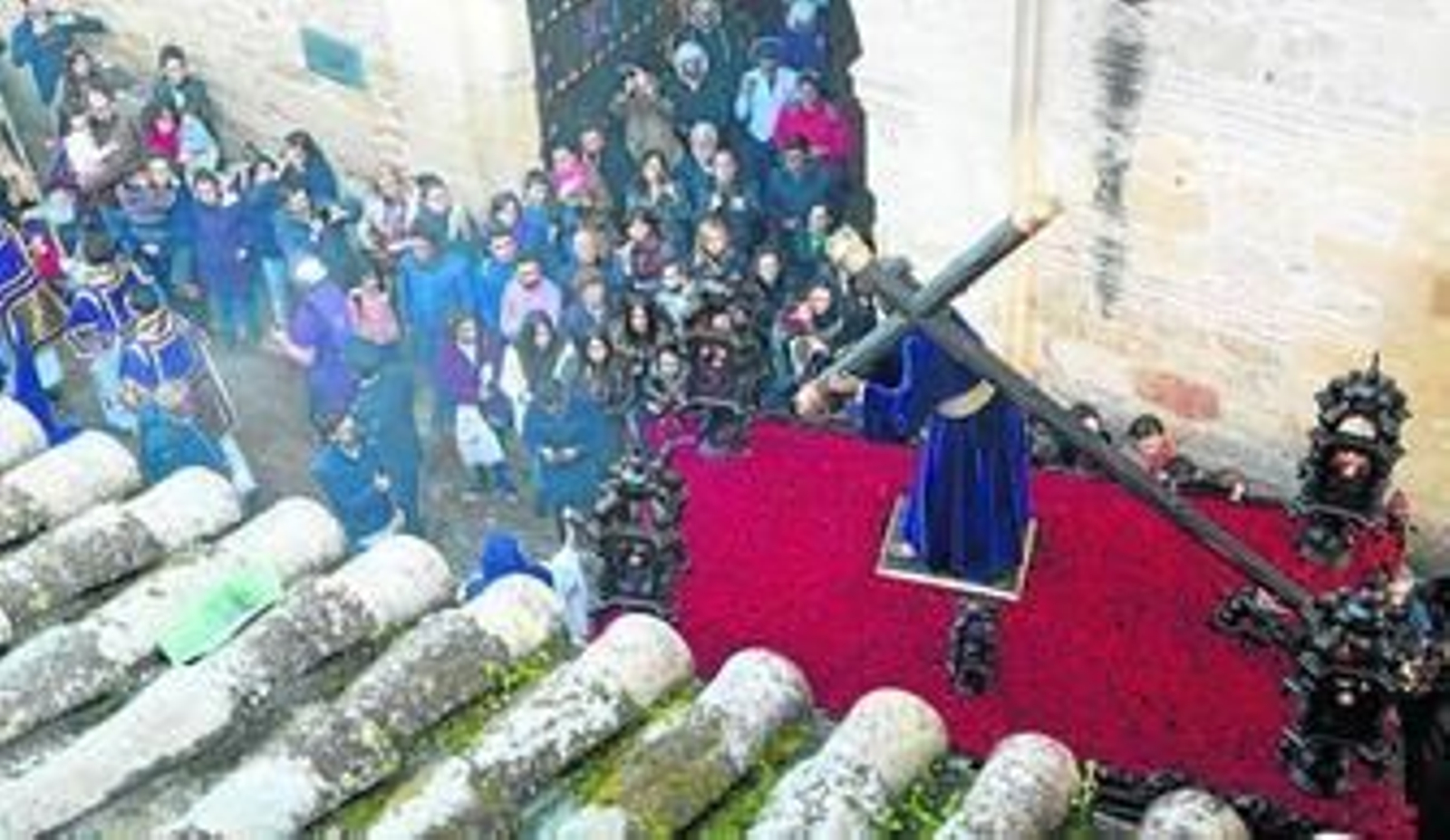 El paso de Nuestro Padre Jesús de Pasión llega a Caballerizas Reales.