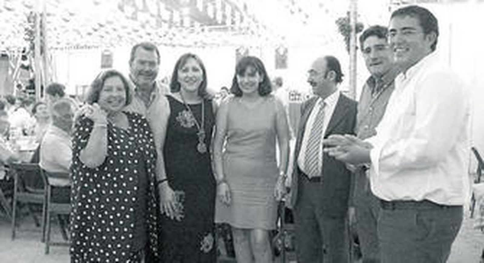 Anne Hidalgo, en el centro, con destacados dirigentes socialistas gaditanos en la feria del Carmen de San Fernando, en el año 2002.