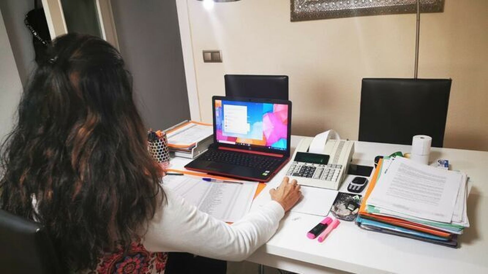 Teletrabajo desde casa con todo lo necesario.