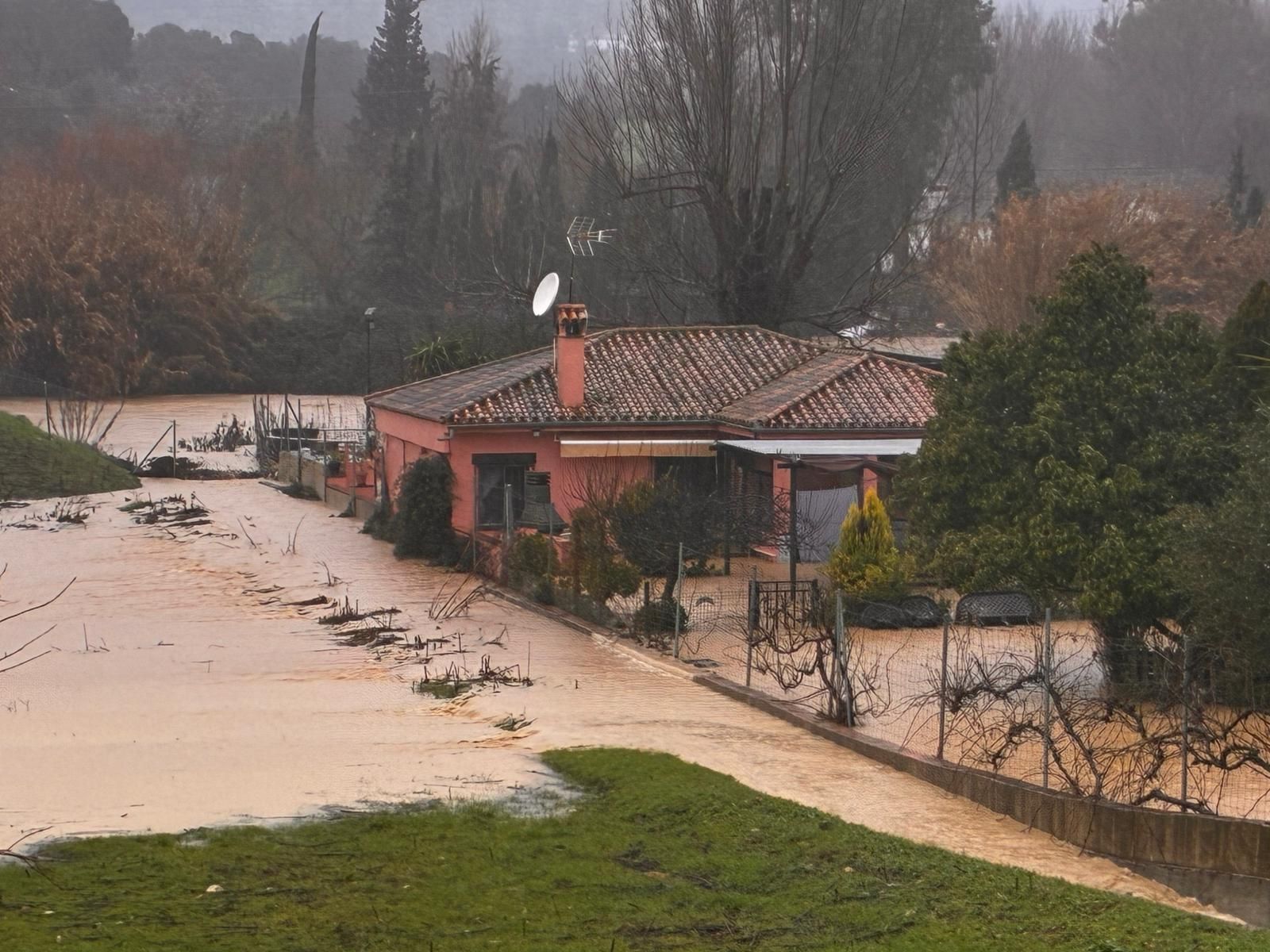 Una vivienda anegada en la zona de La Indiana, en Ronda, por el desbordamiento del río Guadiaro.