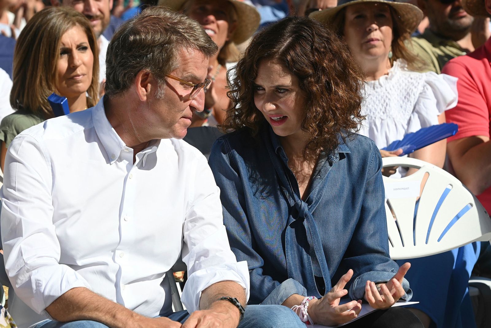 Feijóo conversa con Díaz Ayuso en Alcalá de Henares