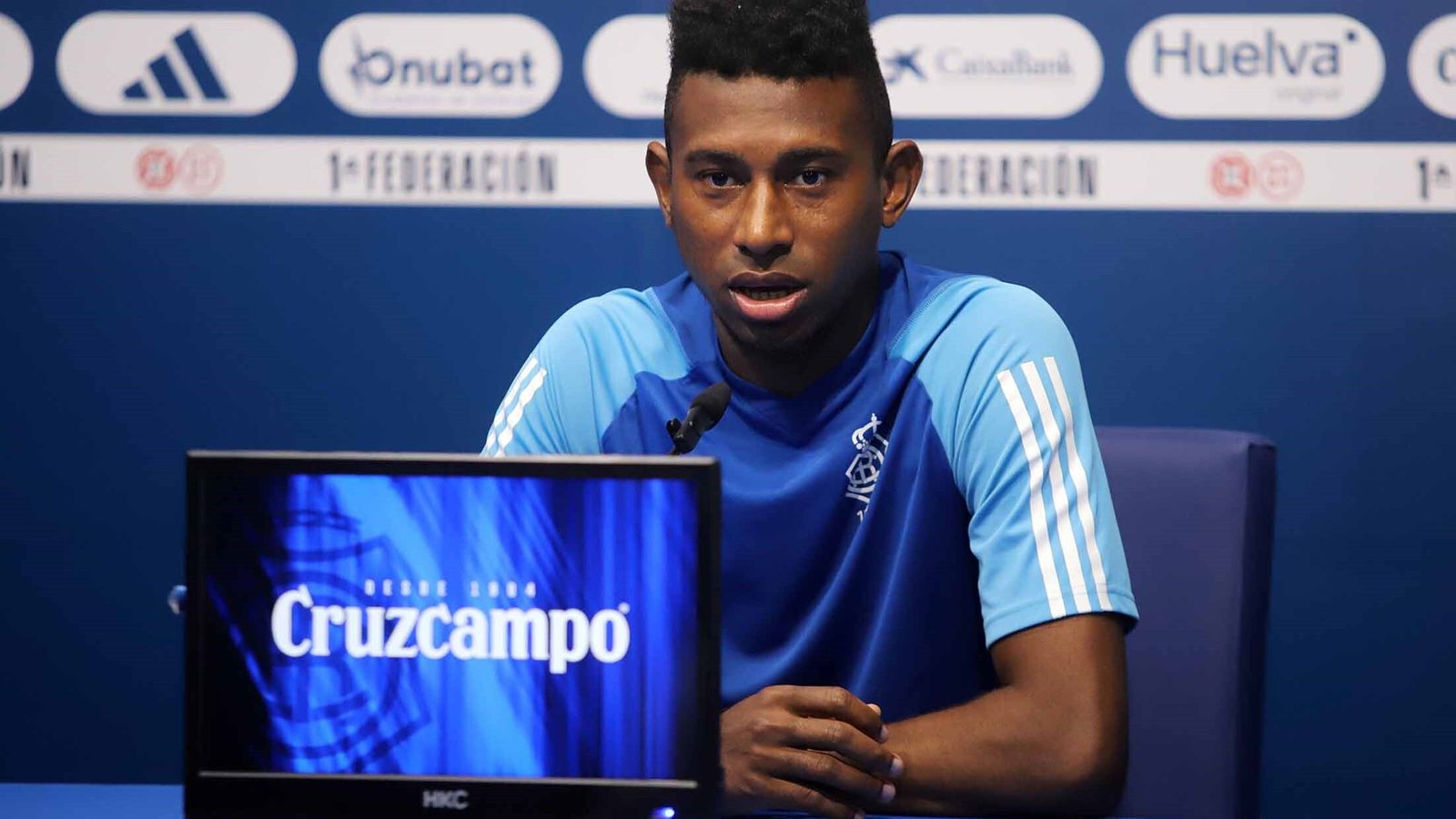 Josiel Núñez habla para la prensa este miércoles en la sala de prensa del Recreativo.