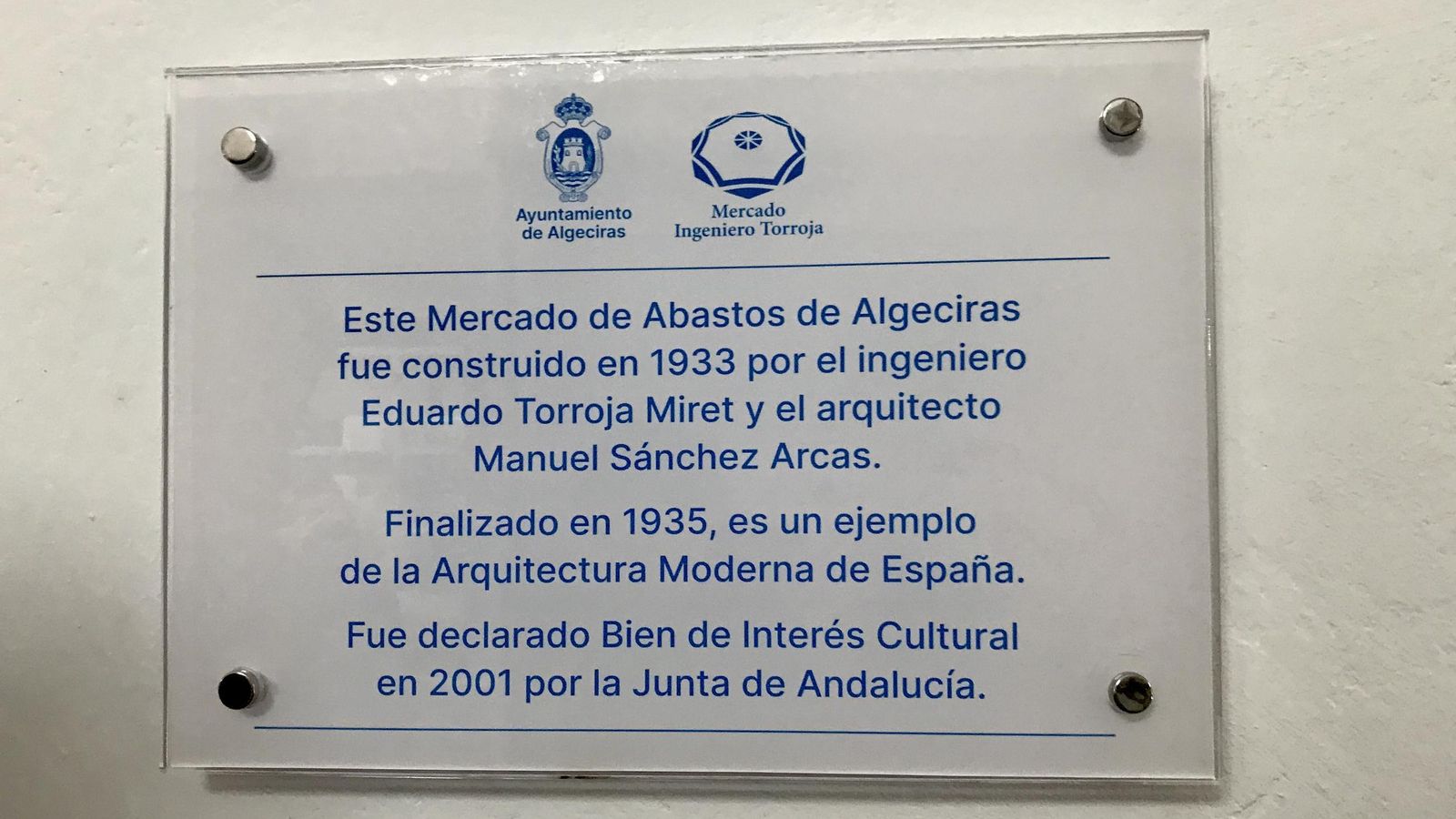 La segunda placa puesta por el Consistorio algecireño, el 18 de noviembre, según la cual Torroja y Sánchez Arcas "construyeron" el mercado.
