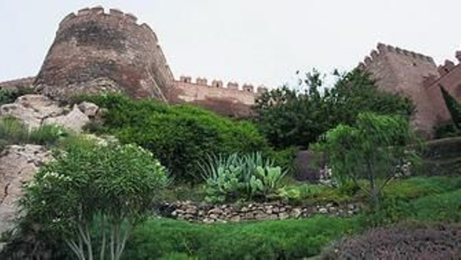 Las humedades, castigando los muros que dan al norte de la ciudad.
