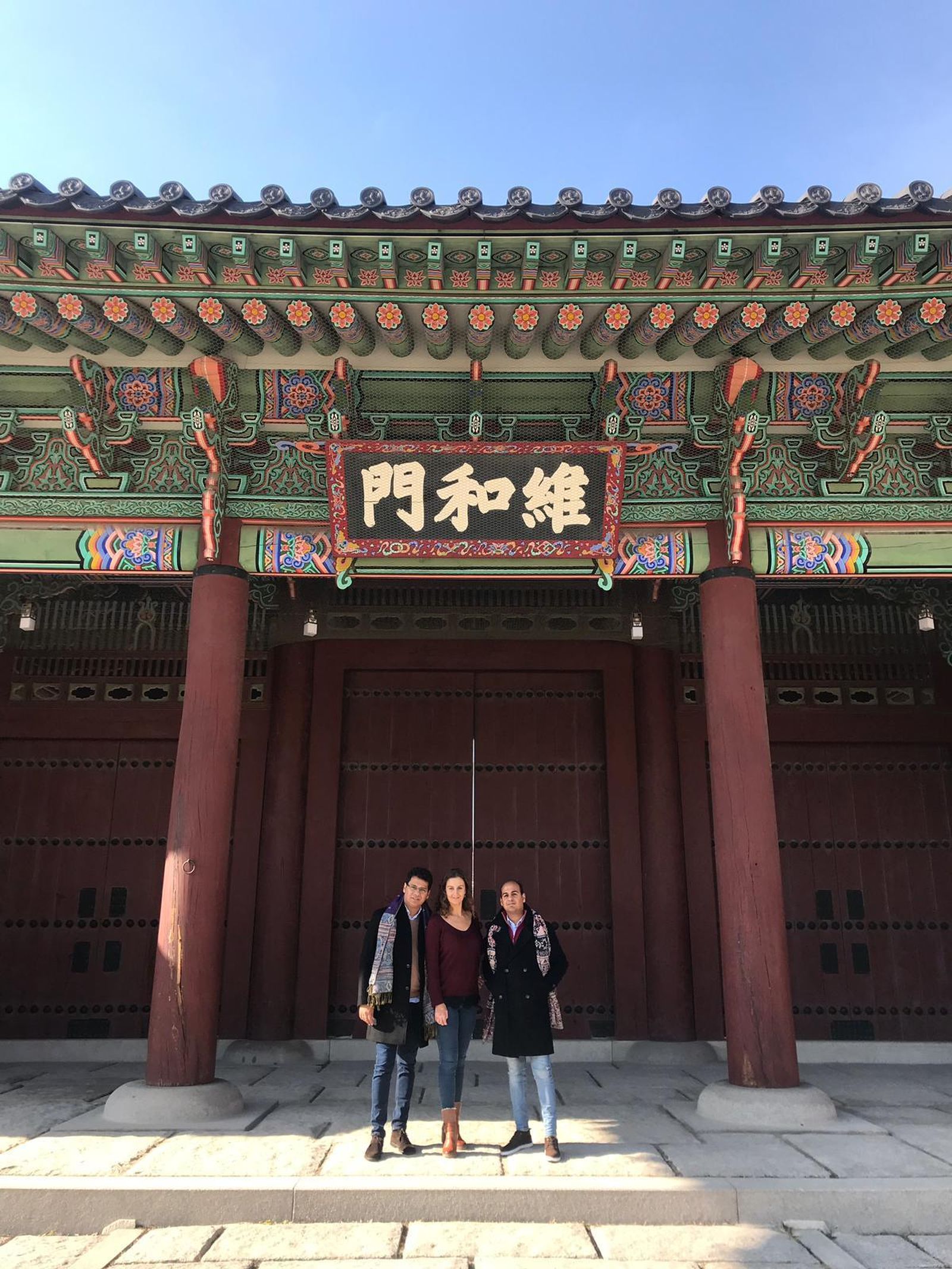 Juan Manuel y Manuel Moneo, junto a María José Franco, en Seúl.