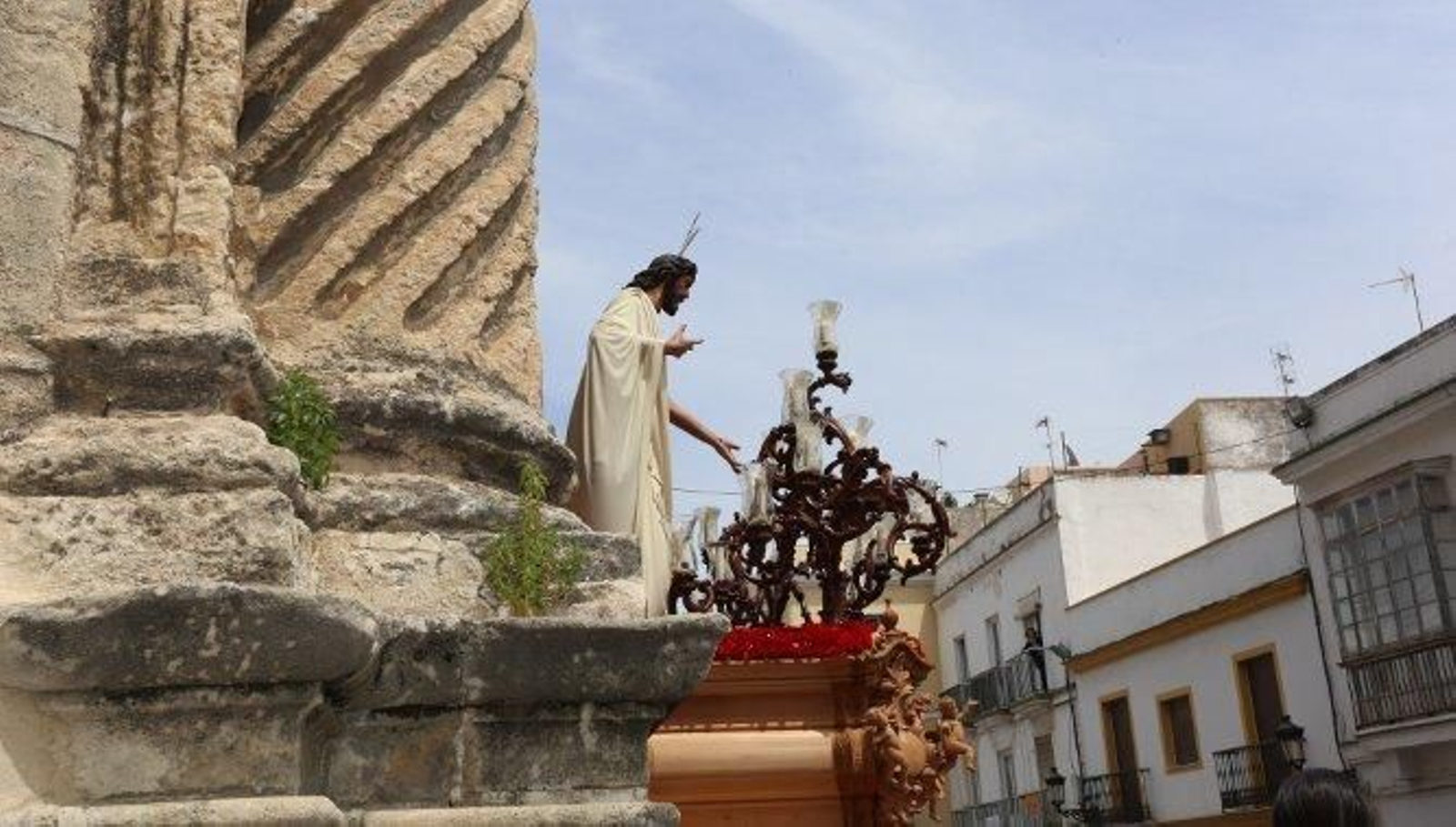 El paso de Nuestro Señor Jesucristo Resucitado, saliendo en la mañana de ayer de la Basílica Menor de Los Milagros.