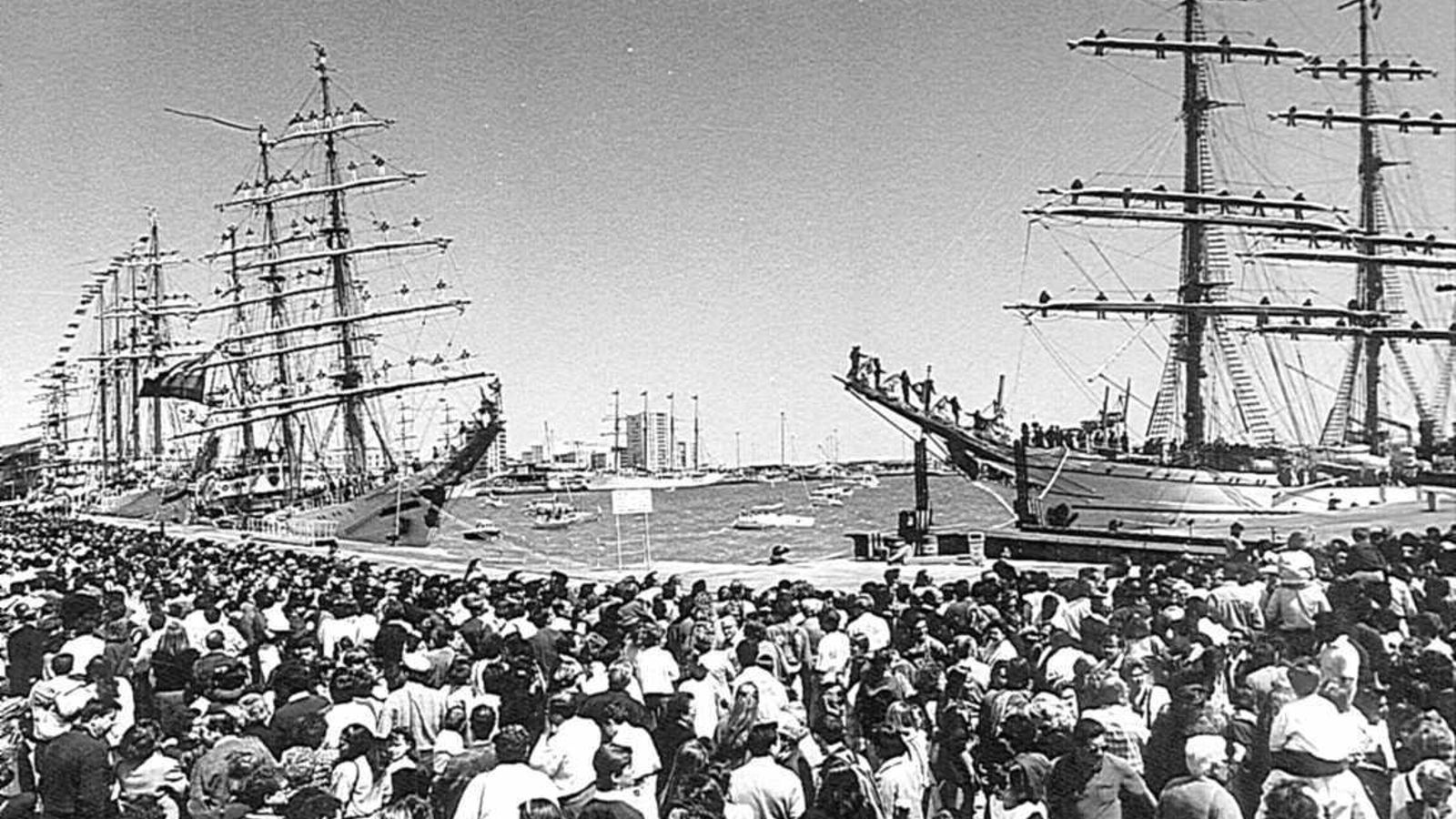 El muelle lleno para visitar los grandes veleros en 1992.