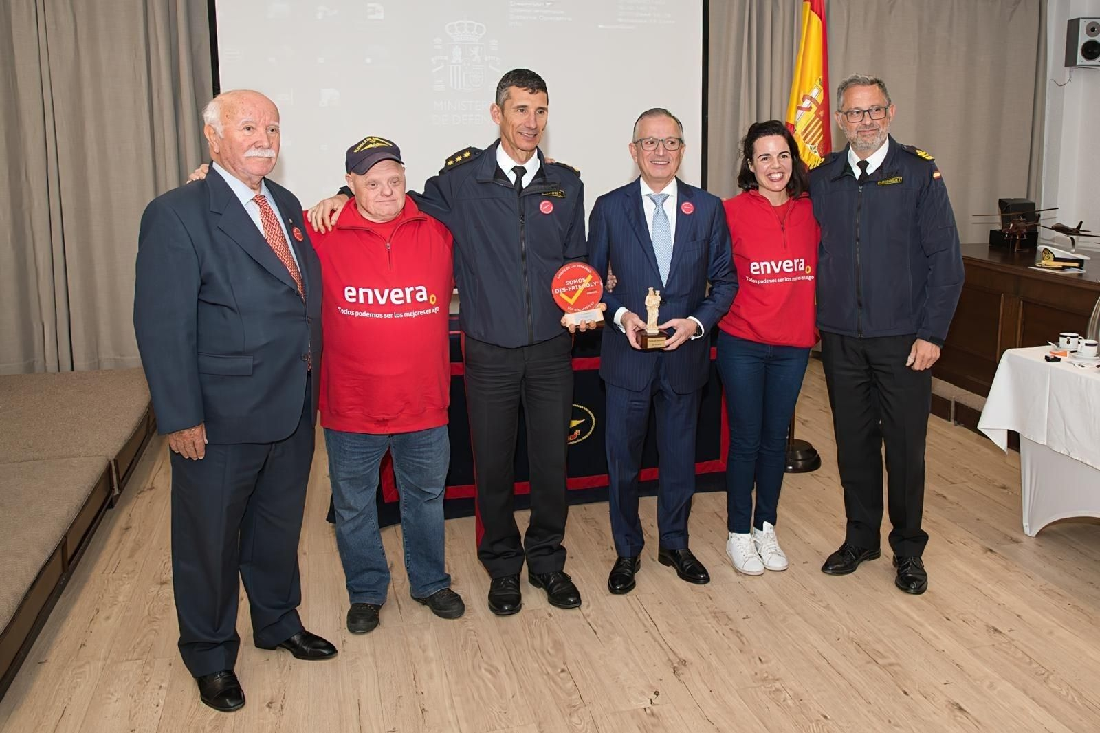 El jefe de la Base de Rota y de la Flotilla de Aeronaves reciben el galardón a la iclusión de Envera.