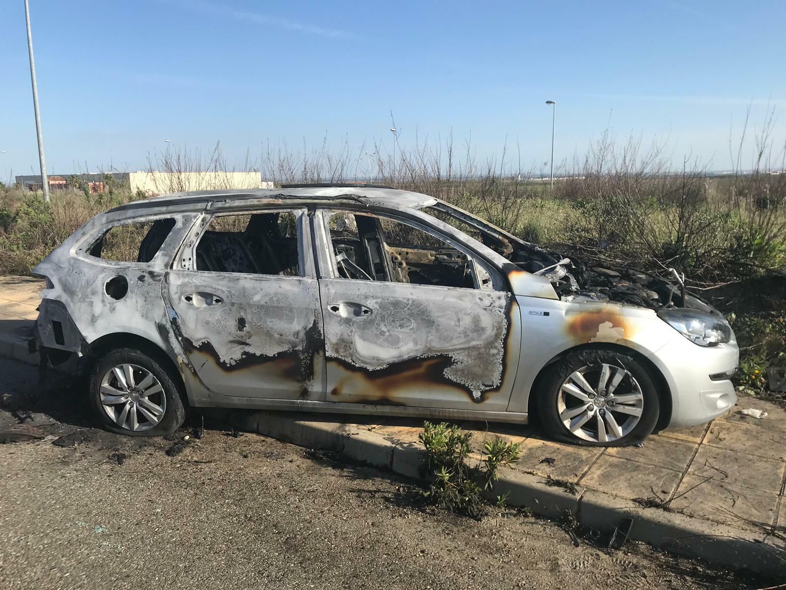 El Peugeot 308 con el que cometieron los robos, quemado en Burguillos.