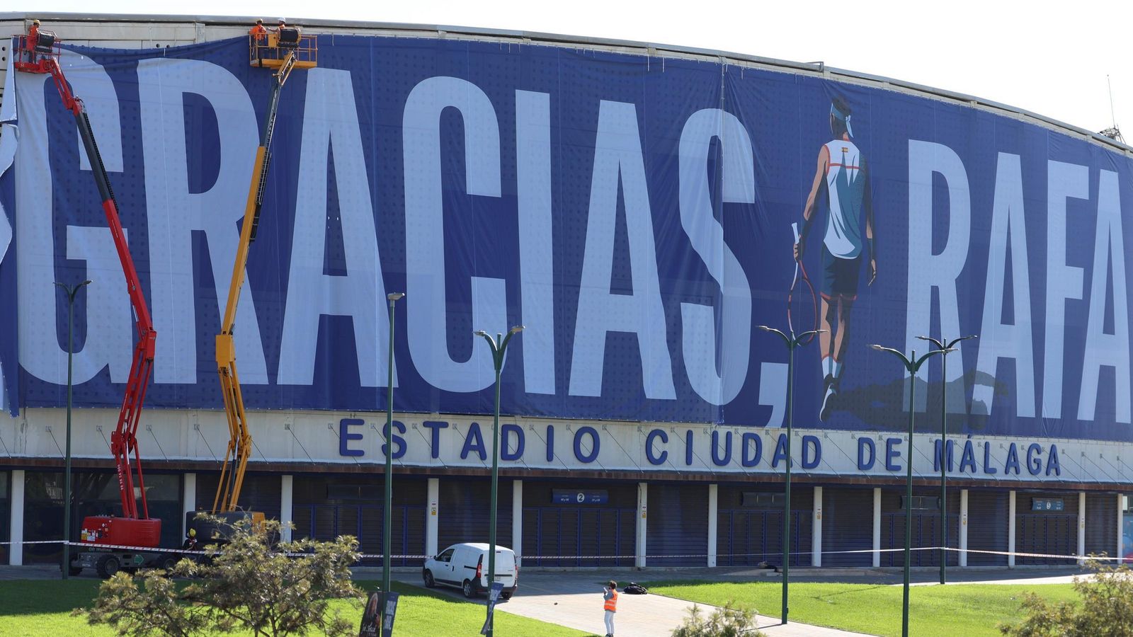 La pancarta de homenaje a Rafa Nadal en el Ciudad de Málaga, en imágenes