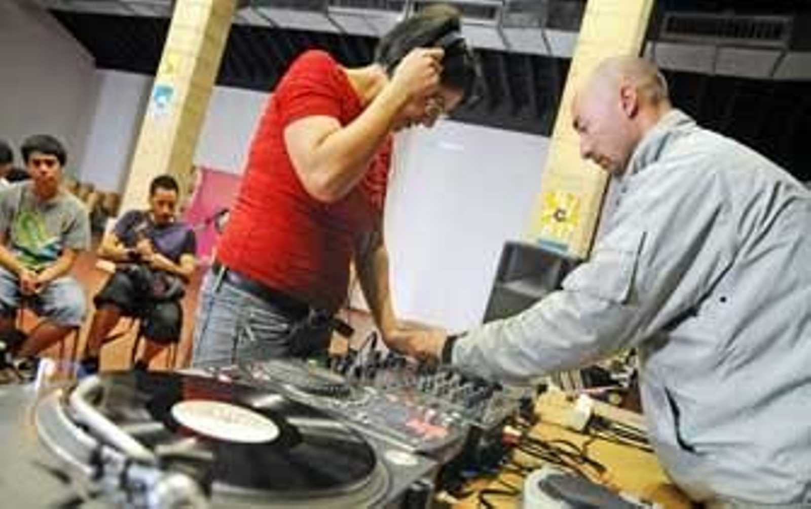 El Dj Eduardo de la Calle adoctrina a los aficionados a la música electrónica