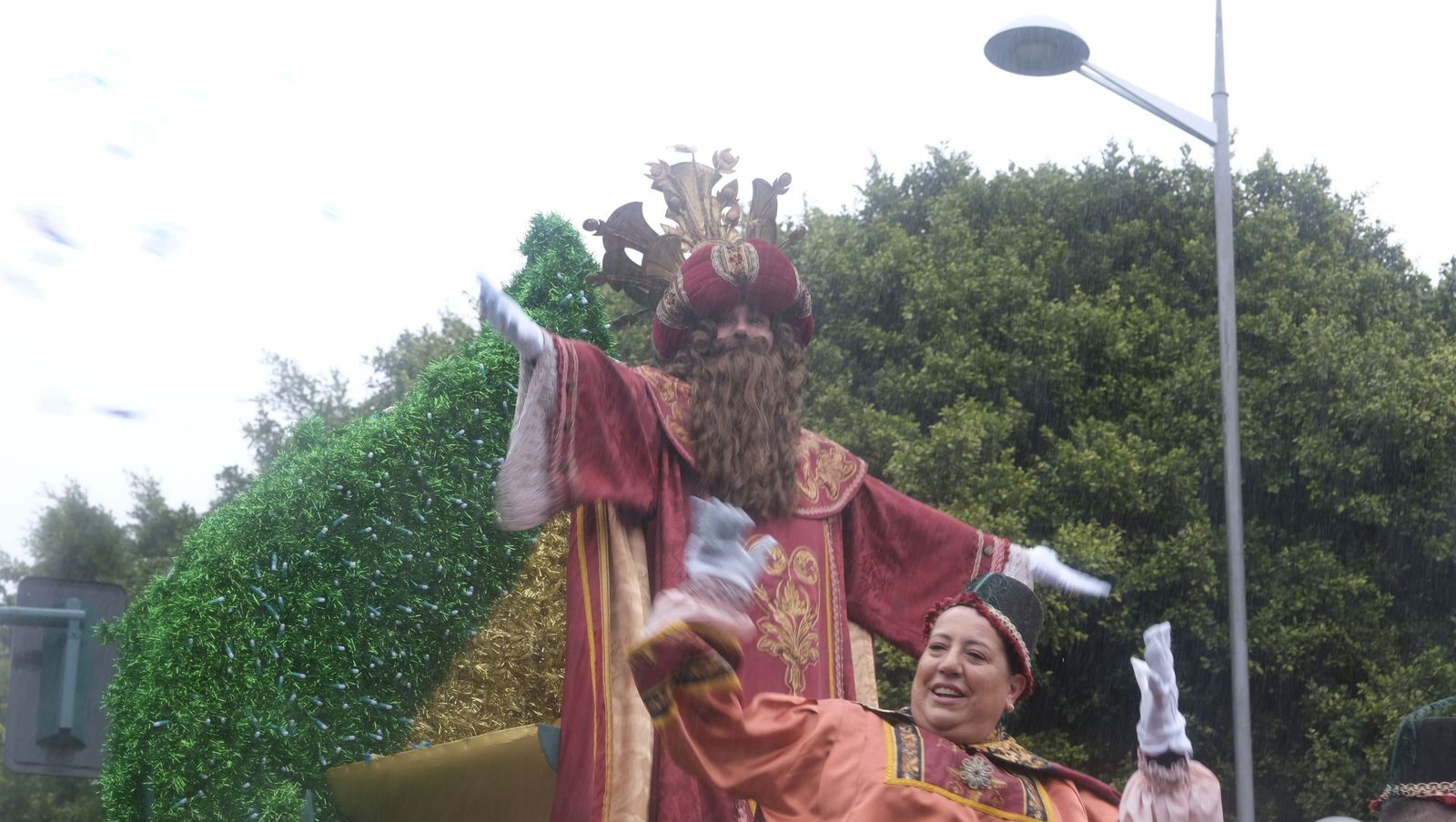 Fotografías de la cabalgata de los Reyes Magos pasada por agua en Almería