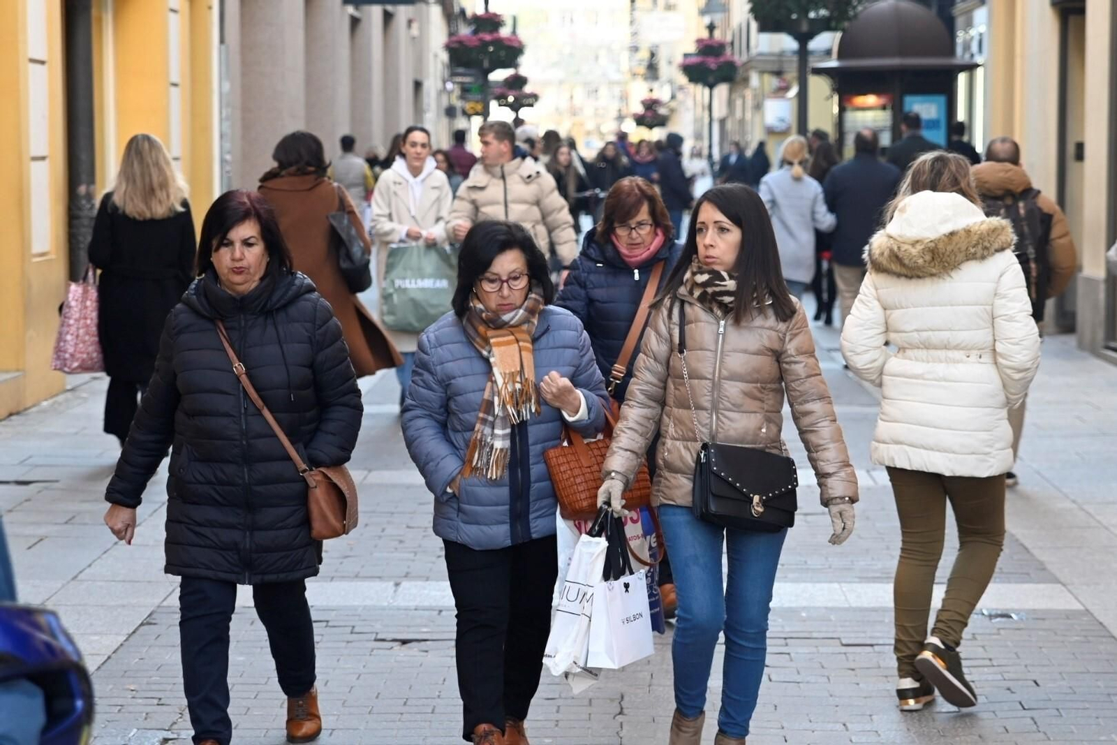 Las cordobeses se echan a la calle el primer día de las rebajas de invierno, en imágenes