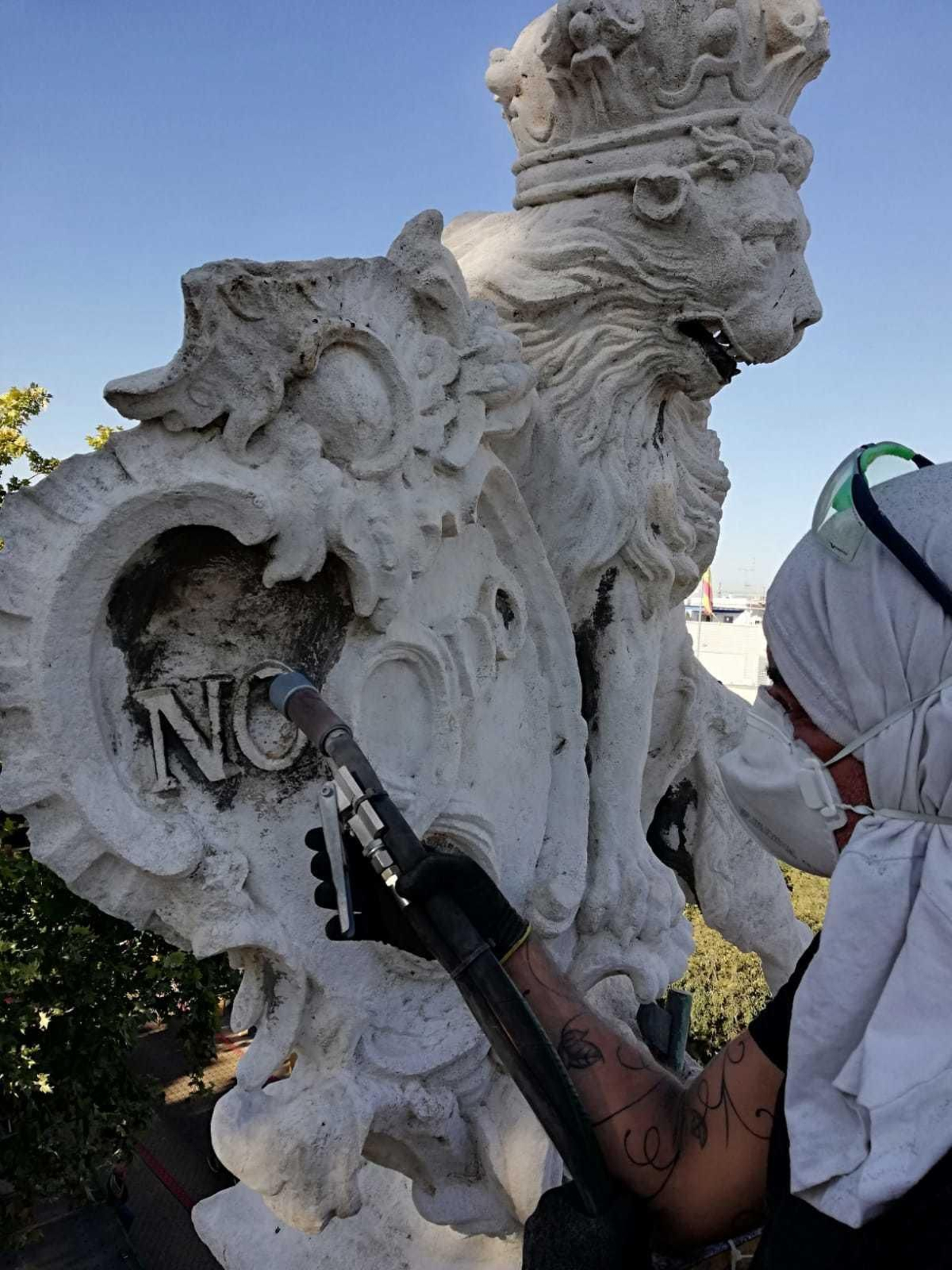 Trabajos de limpieza en los columnas de la Alameda de Hércules