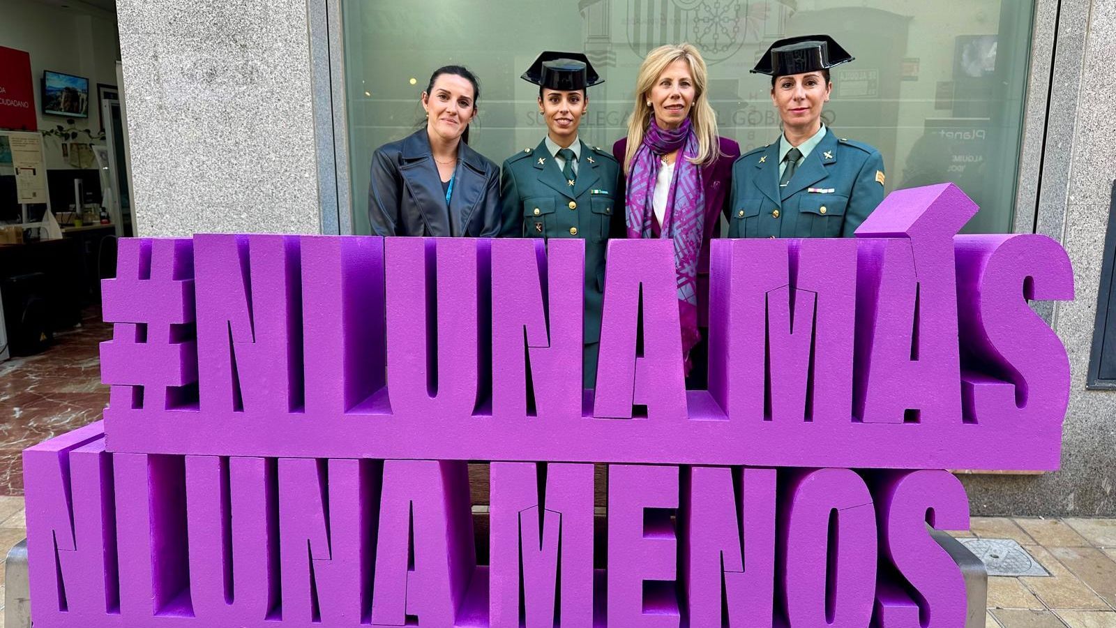 María José Rico junto a dos Guardias Civiles en el acto celebrado por el Día Internacional de la Eliminación de la Violencia contra la Mujer.