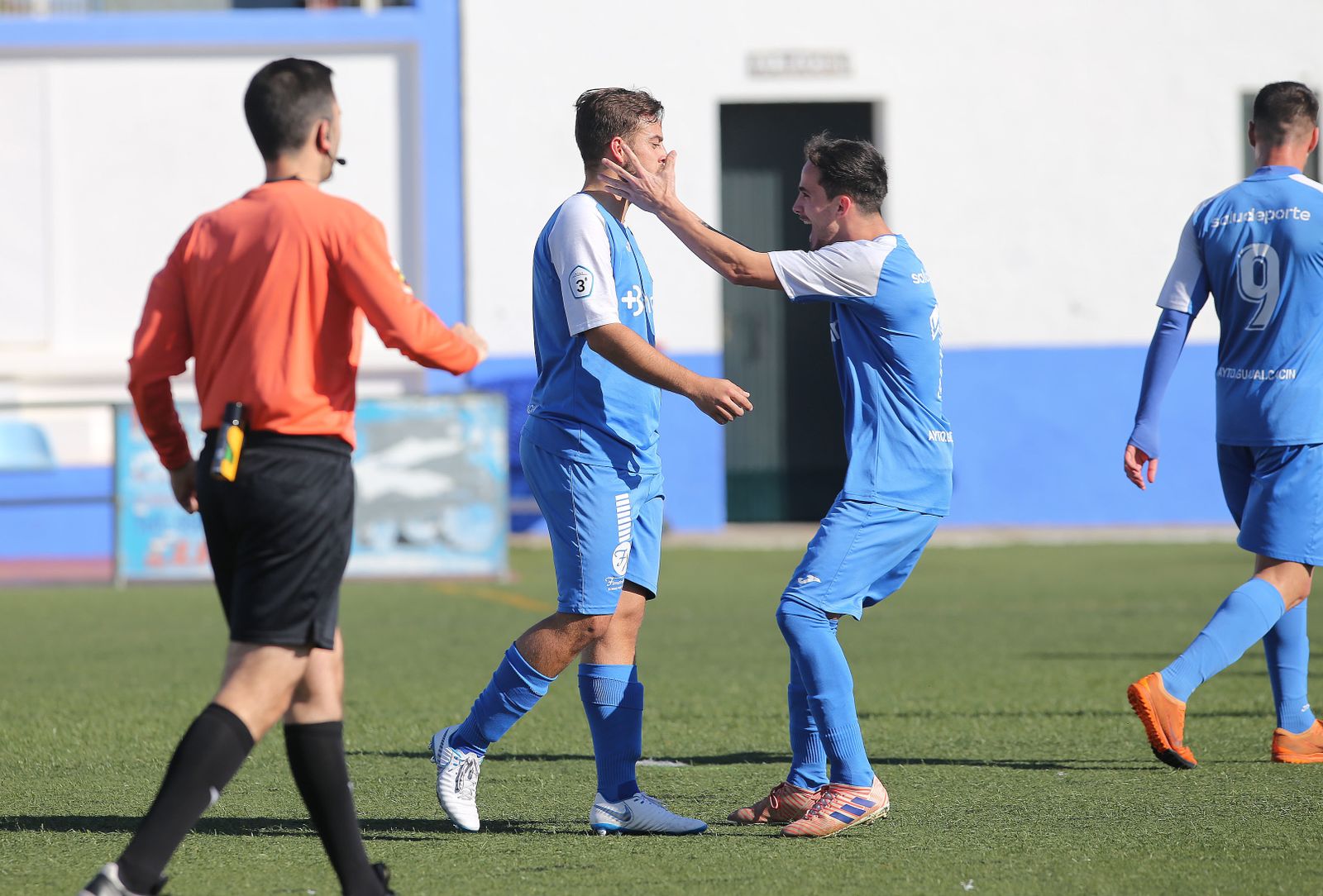 Robert felicita a Rosales tras empatar el central de penalti.