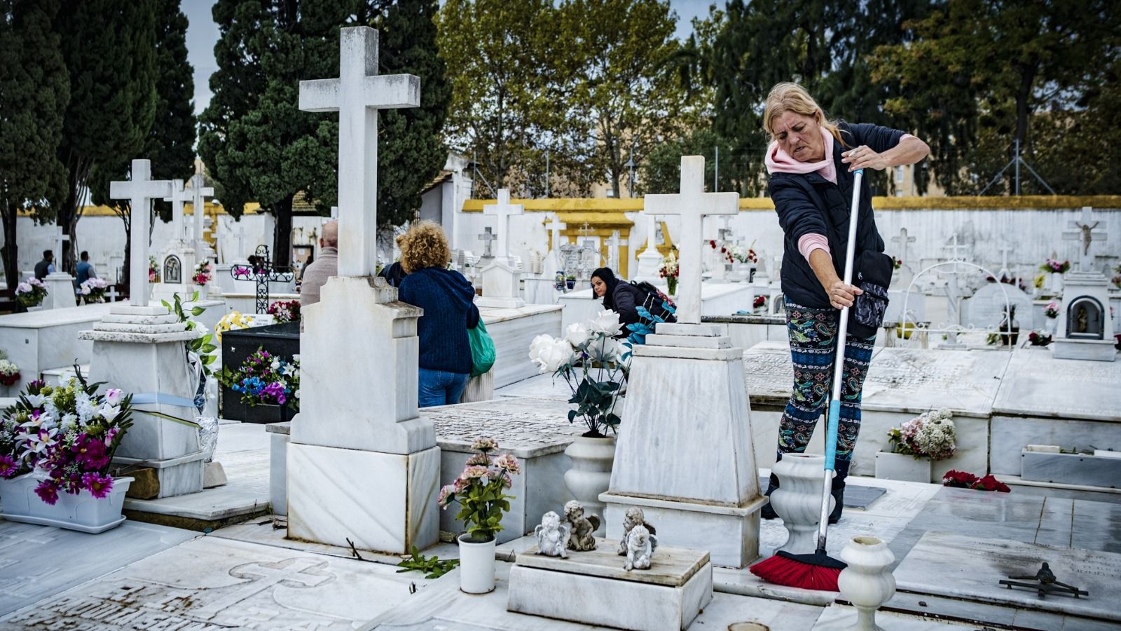 Las labores de limpieza se han repetido este viernes en el camposanto.