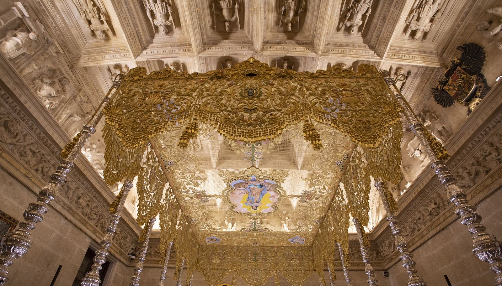 La Hermandad de la Resurrección presenta su nuevo palio bordado